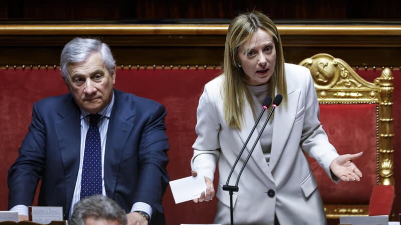 Dibattito sulla legge elettorale: tensioni dopo il voto sulle preferenze. Le opposizioni attaccano: «Meloni ha perso fiducia». Tajani e Ciriani: «Il governo prosegue»