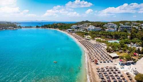 Dramma ad Atene: anziano perde la vita dopo una lite per un lettino