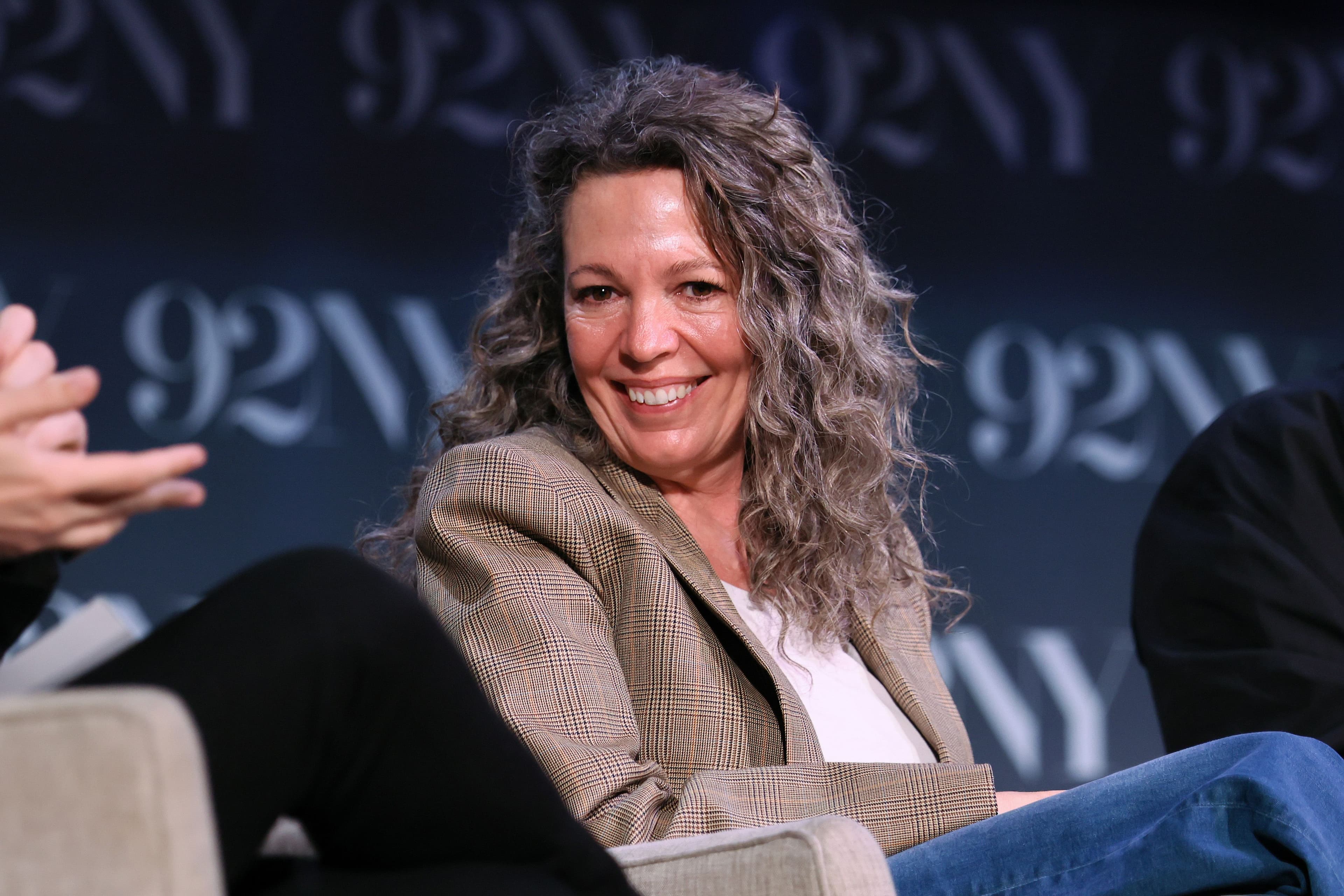 Il potere del silver hair e del riccio more is more: il beauty look di Olivia Colman è perfetto per ogni 50enne