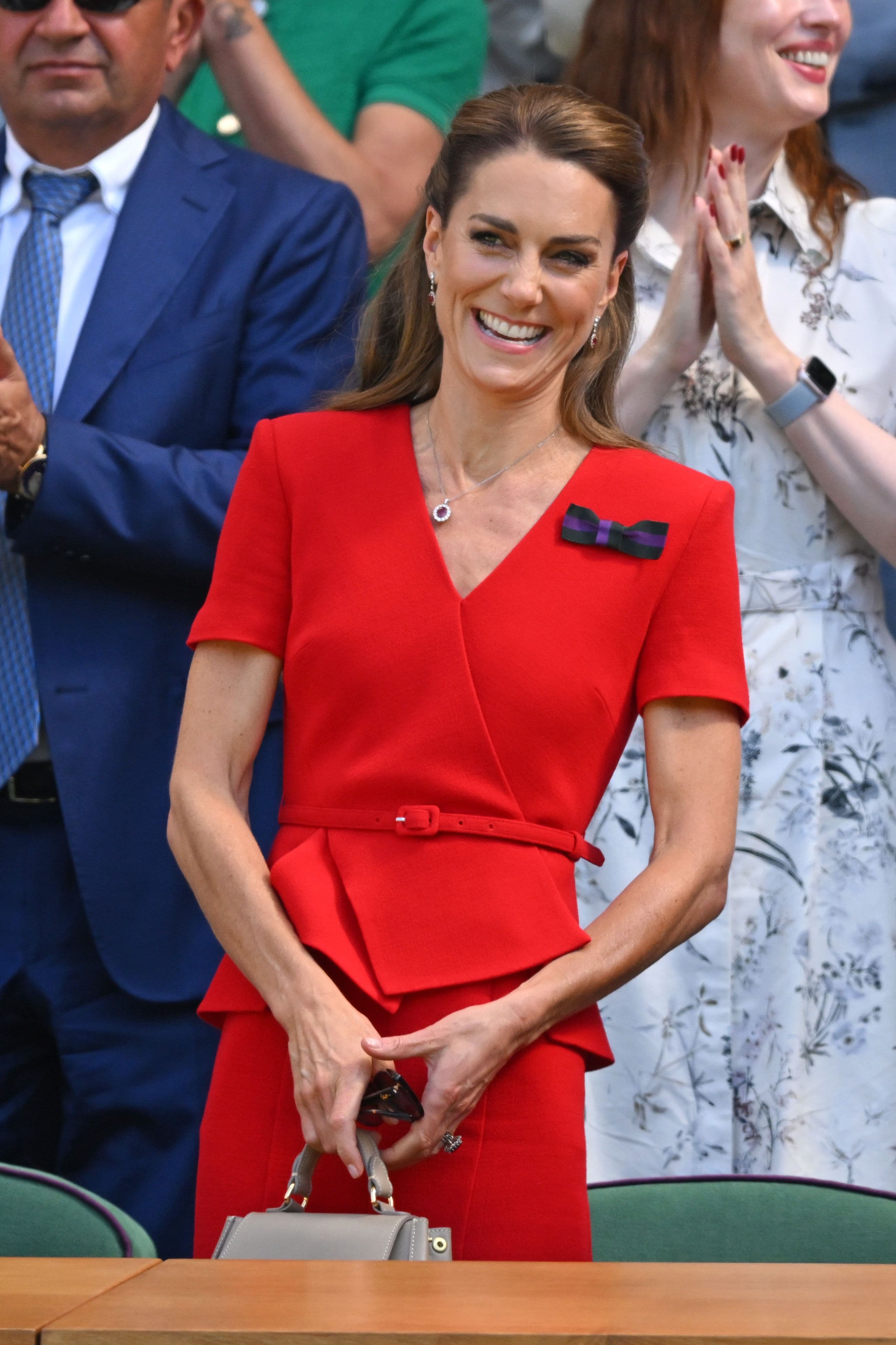 A Wimbledon Kate Middleton indossa un abito rosso «pomodoro brillante», il colore più cool dell’estate britannica