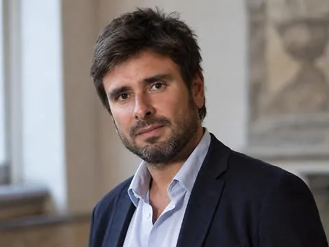 Di Battista ritorna in televisione e rivela la sua malattia: «Mi è stato diagnosticato un tumore cerebrale»