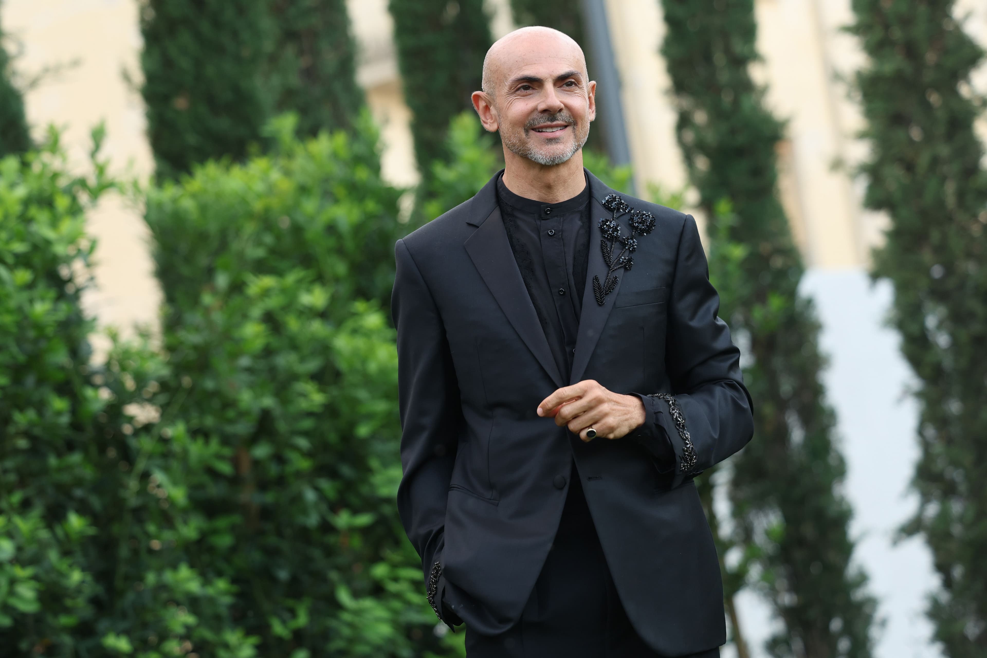 Enzo Miccio: «A 54 anni ho capito che sto vivendo la mia unica vita, ma la paura di ammalarmi e morire mi assale ogni giorno. Con il mio nuovo compagno lavoriamo insieme, è una cosa bellissima ma so quanto è rischiosa»