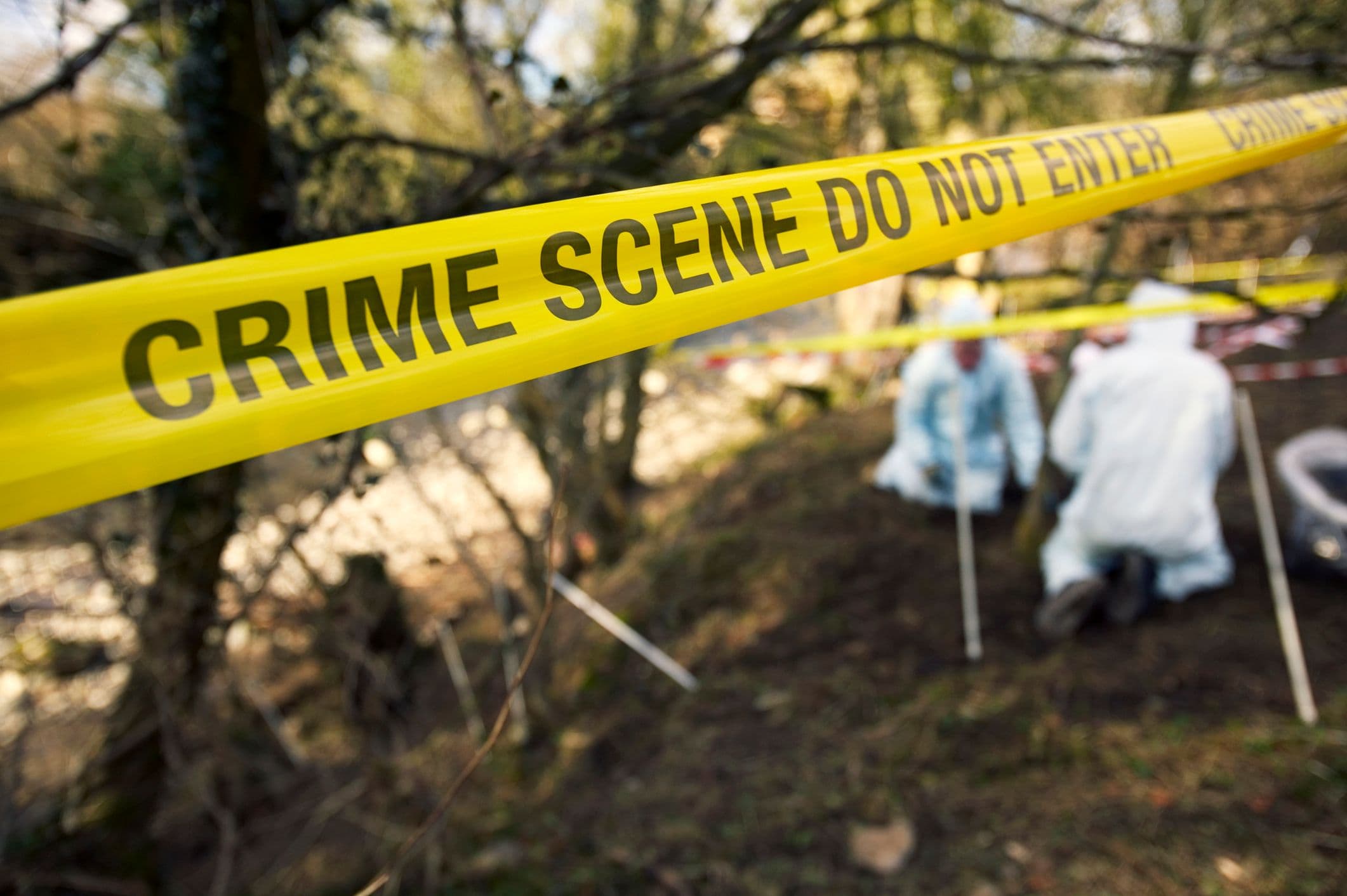 «Ma secondo lei chi è stato?». Perché non sappiamo resistere al true crime spiegato da due giornalisti e una criminologa