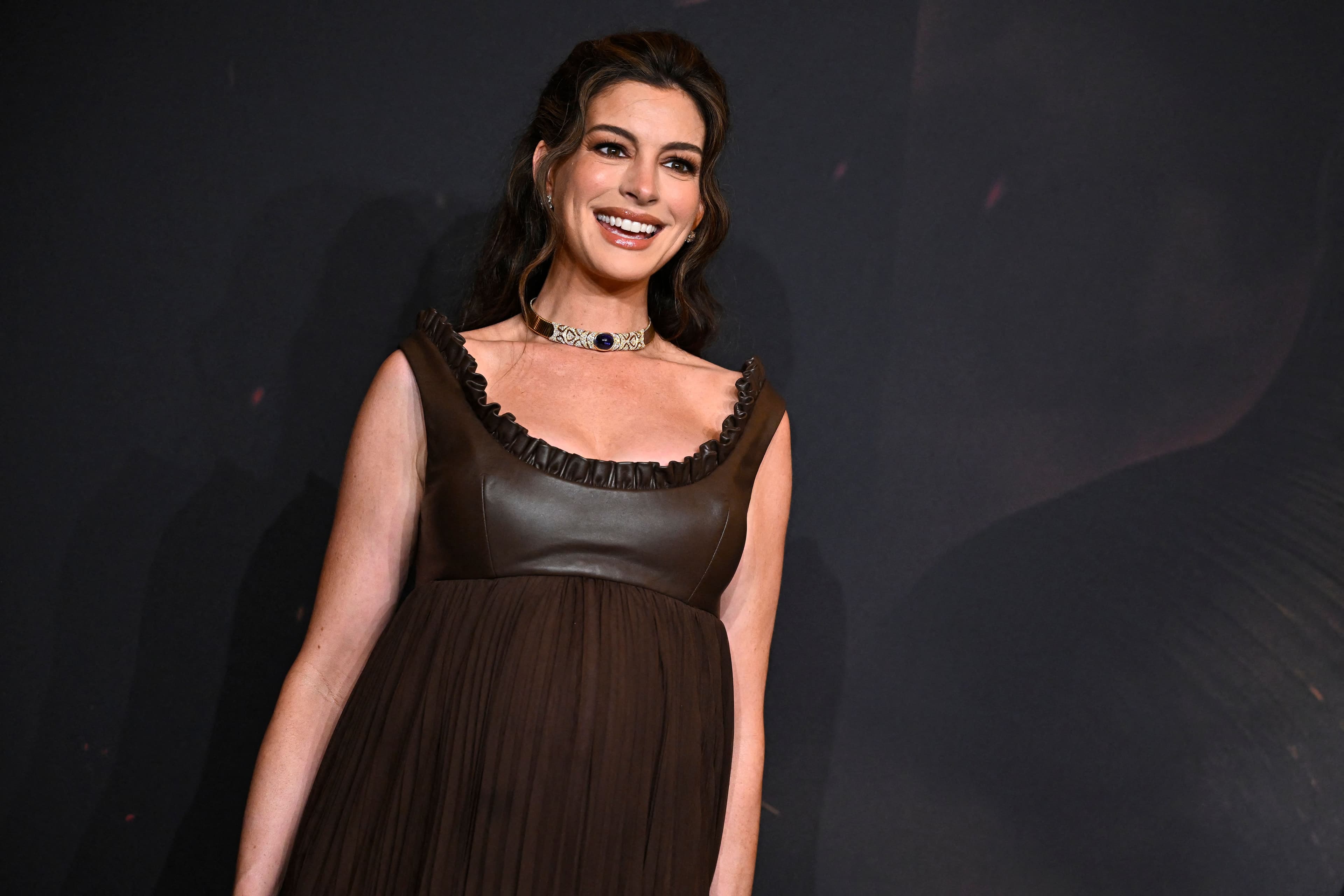 Anne Hathaway incinta è Penelope, Zendaya e Tom Holland marito e moglie sul red carpet, Lupita Nyong'o risponde a Musk: la première a Parigi di The Odyssey di Nolan