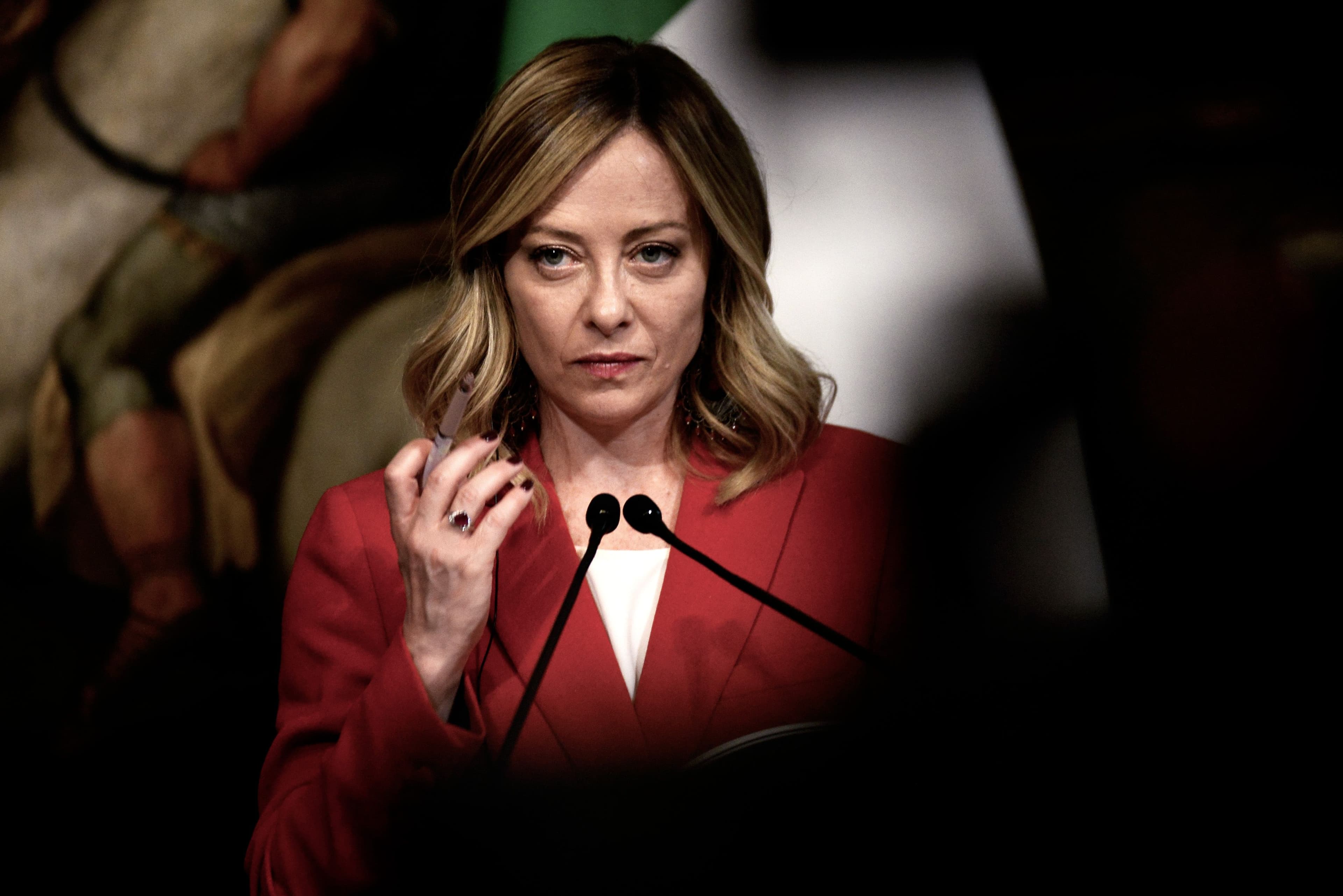 Giorgia Meloni come Giusy Ferreri. La premier registra la sua voce contro i deepfake