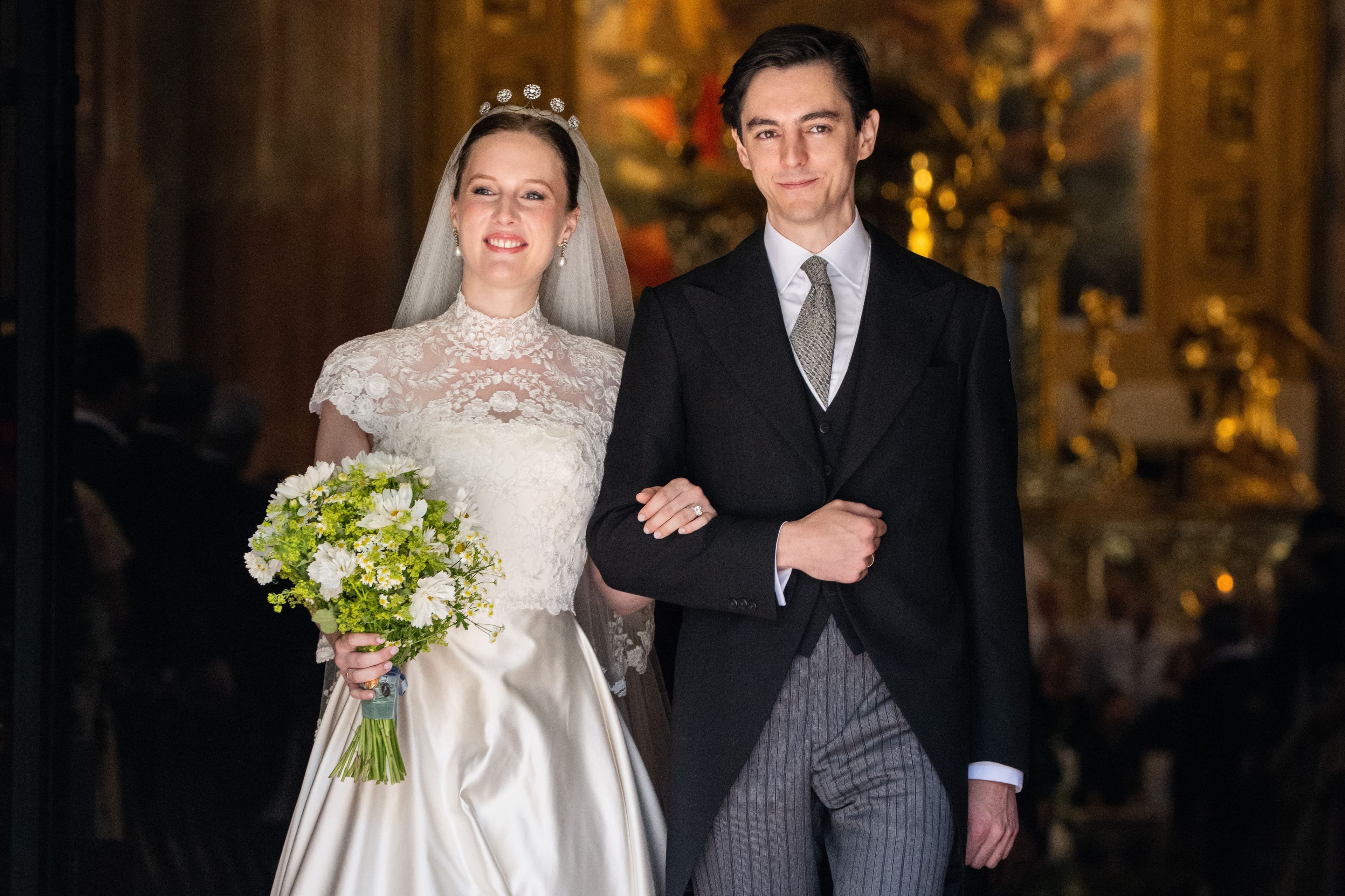 L'arciduchessa d'Austria Elisabetta d'Asburgo-Lorena ha detto sì con un abito principesco (e i look degli invitati a nozze, compresi quelli colorati dei reali del Belgio)