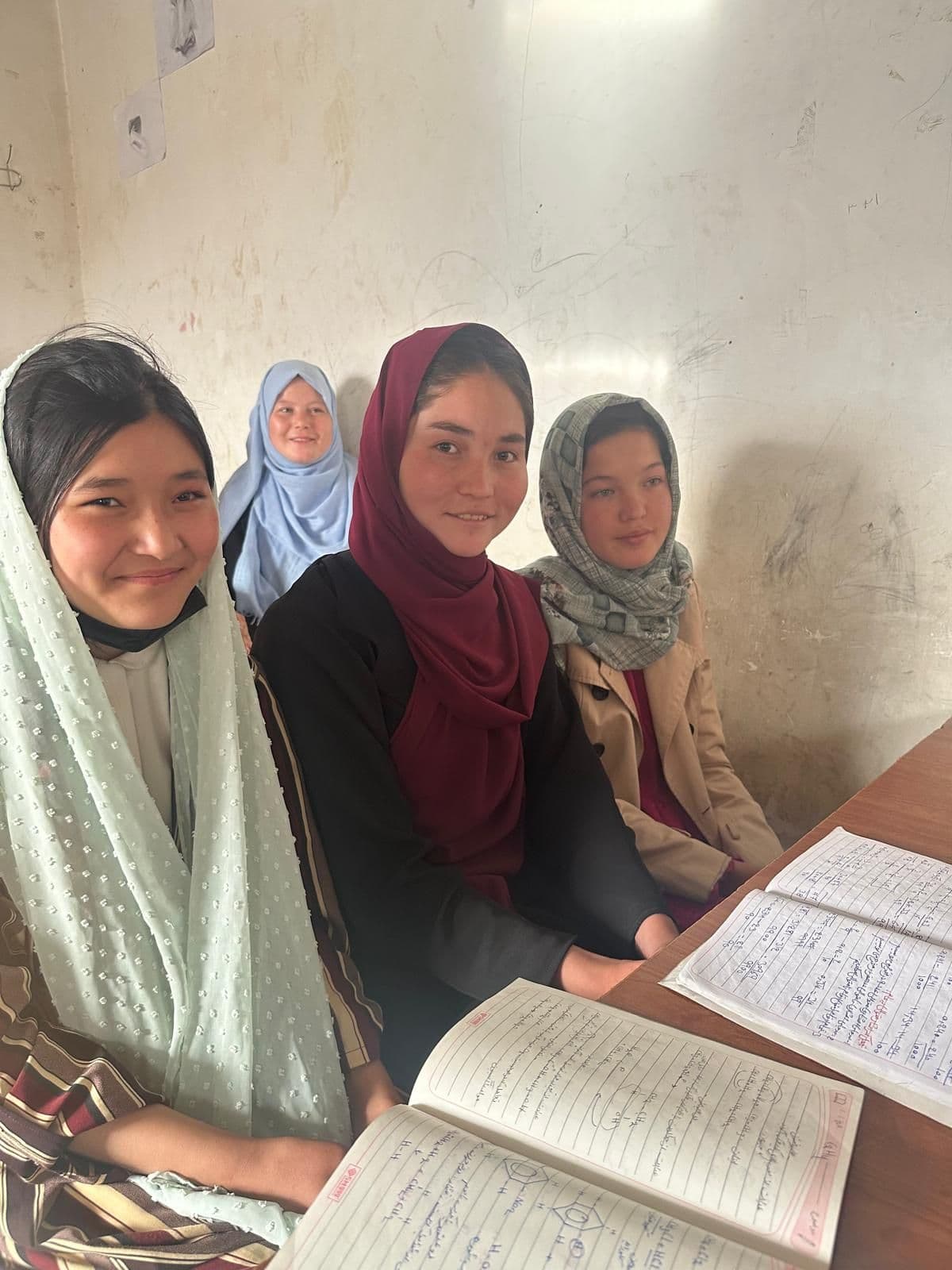 Afghanistan, cinque anni dopo il ritorno dei talebani. La scuola segreta delle ragazze, Hanifa: «Continuo a insegnare, anche se mi hanno minacciata»