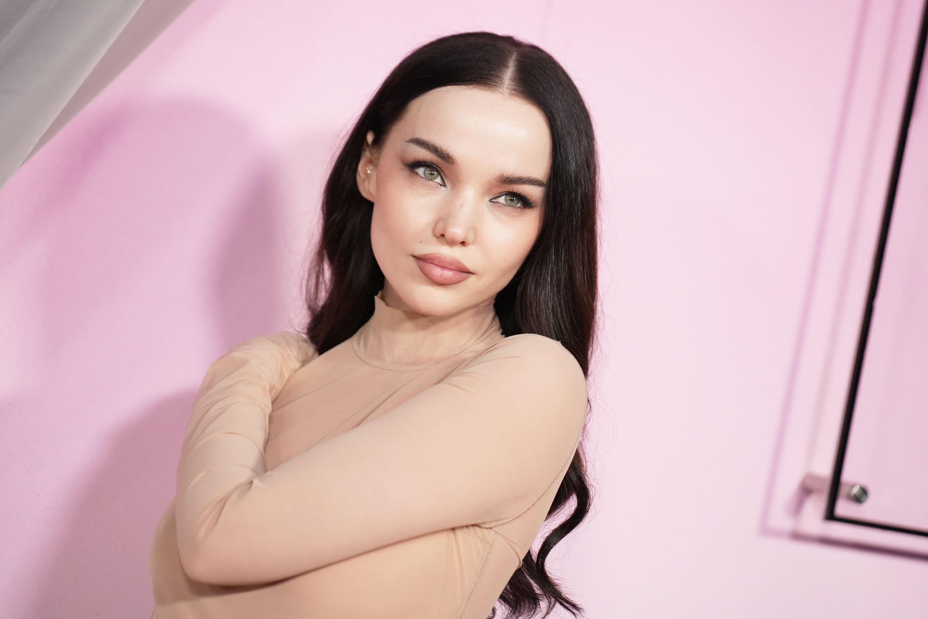 Dove Cameron e il beauty look da sposa del final fitting: semi-raccolto etereo e make-up anni '90 sotto il velo celestiale