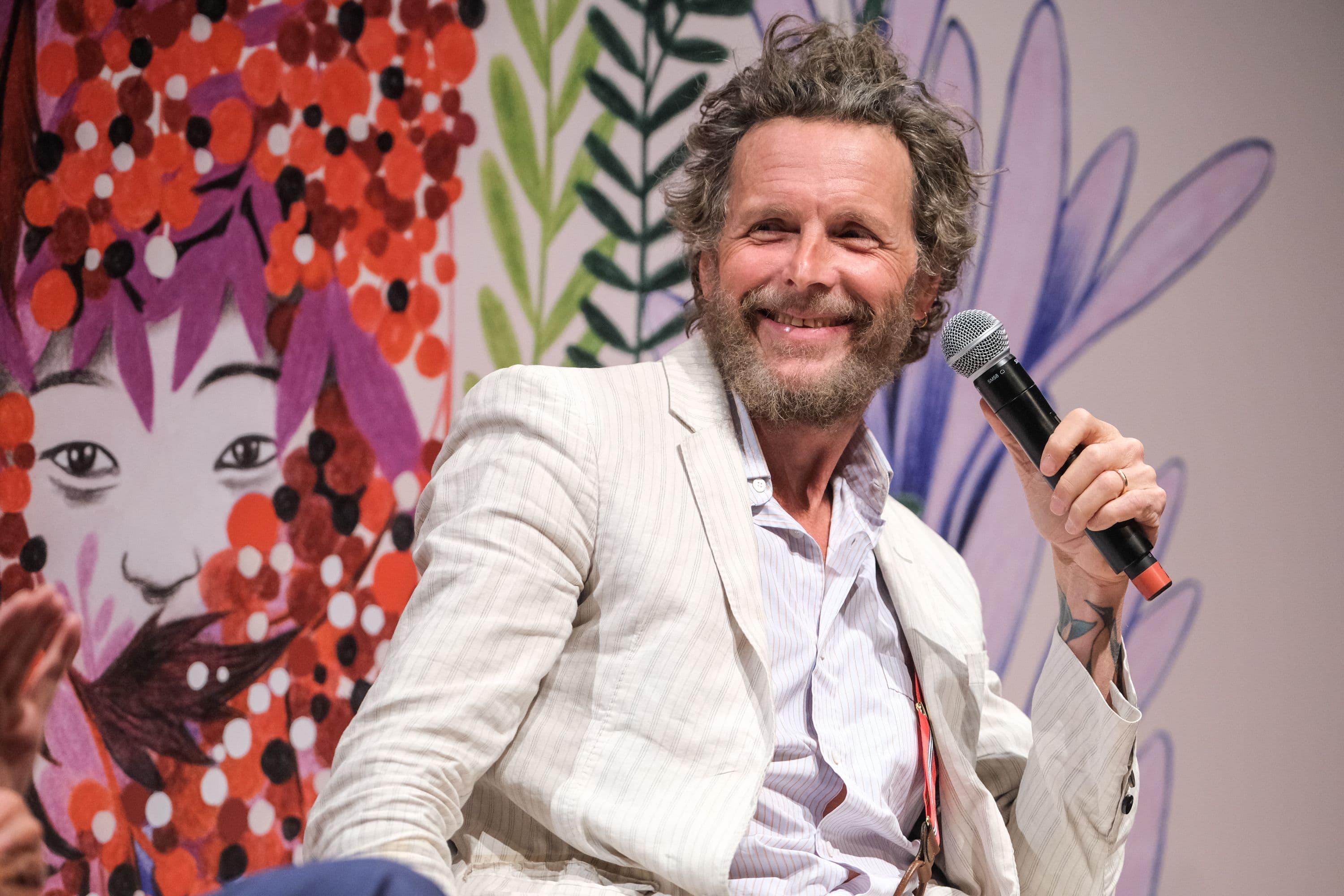 Jovanotti compie 60 anni: gli esordi in radio, la famiglia e la vita dopo l’incidente