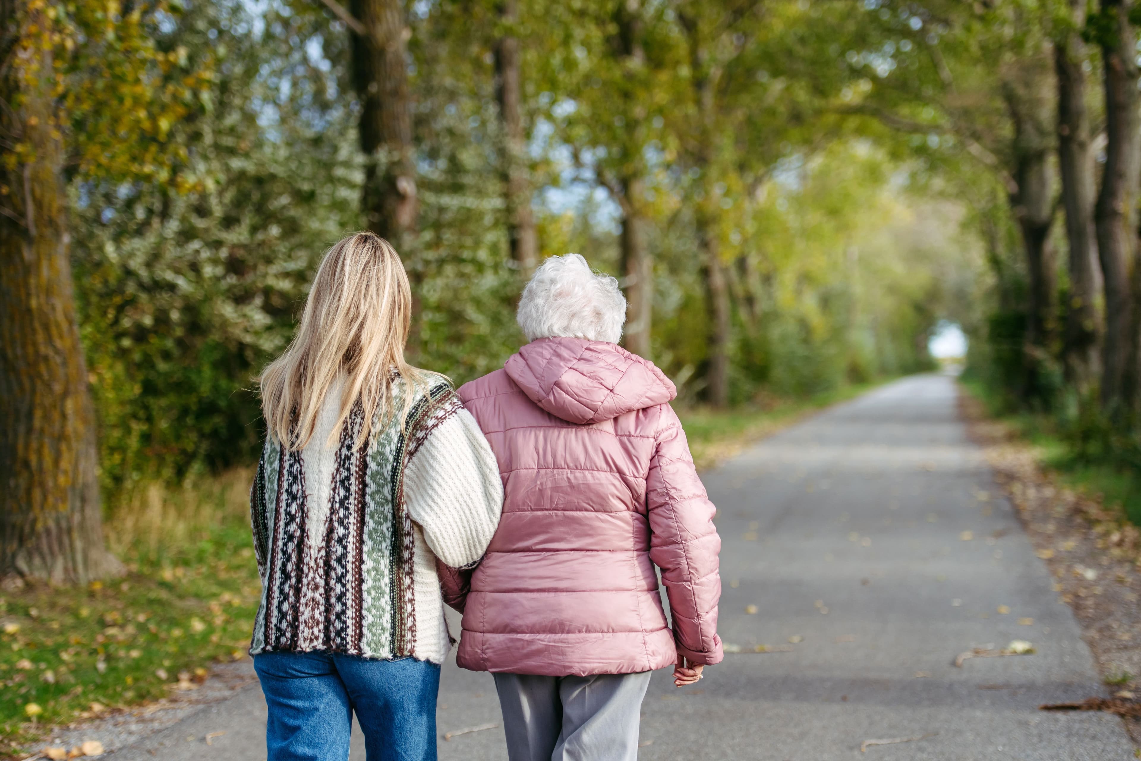 Camminare più lentamente può essere un segnale di declino cognitivo, anche senza fragilità fisica