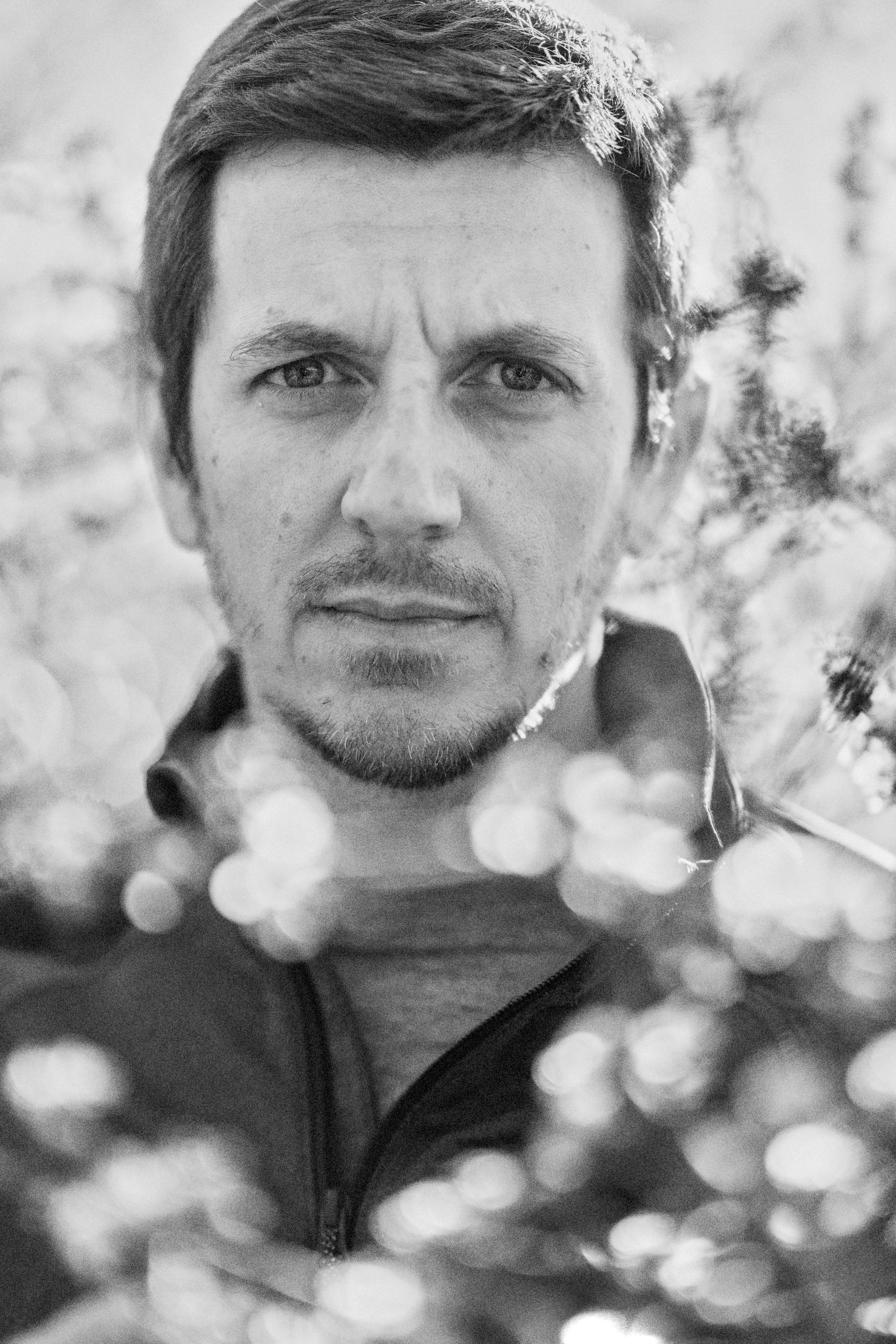 Il neuroscienziato Andrea Bariselli: «La vita è diventata una performance. Essere nessuno, oggi, è una forma di libertà»