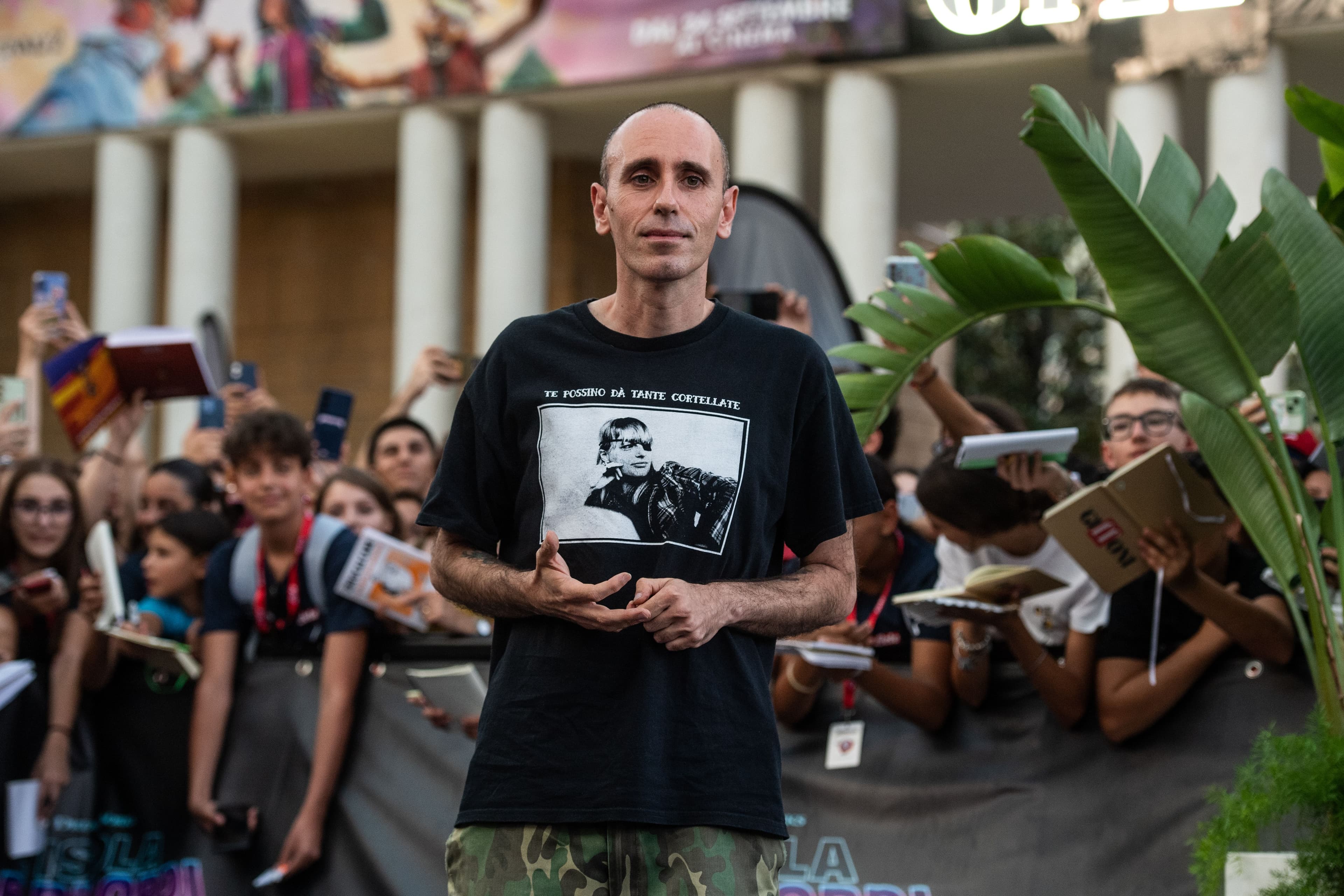 Zerocalcare: «Il mondo, da quando faccio politica, è solo peggiorato. Devo fare i conti con la realtà. Da Rebibbia mi sposto poco, dopo qualche giorno mi spuntano le macchie sul volto»