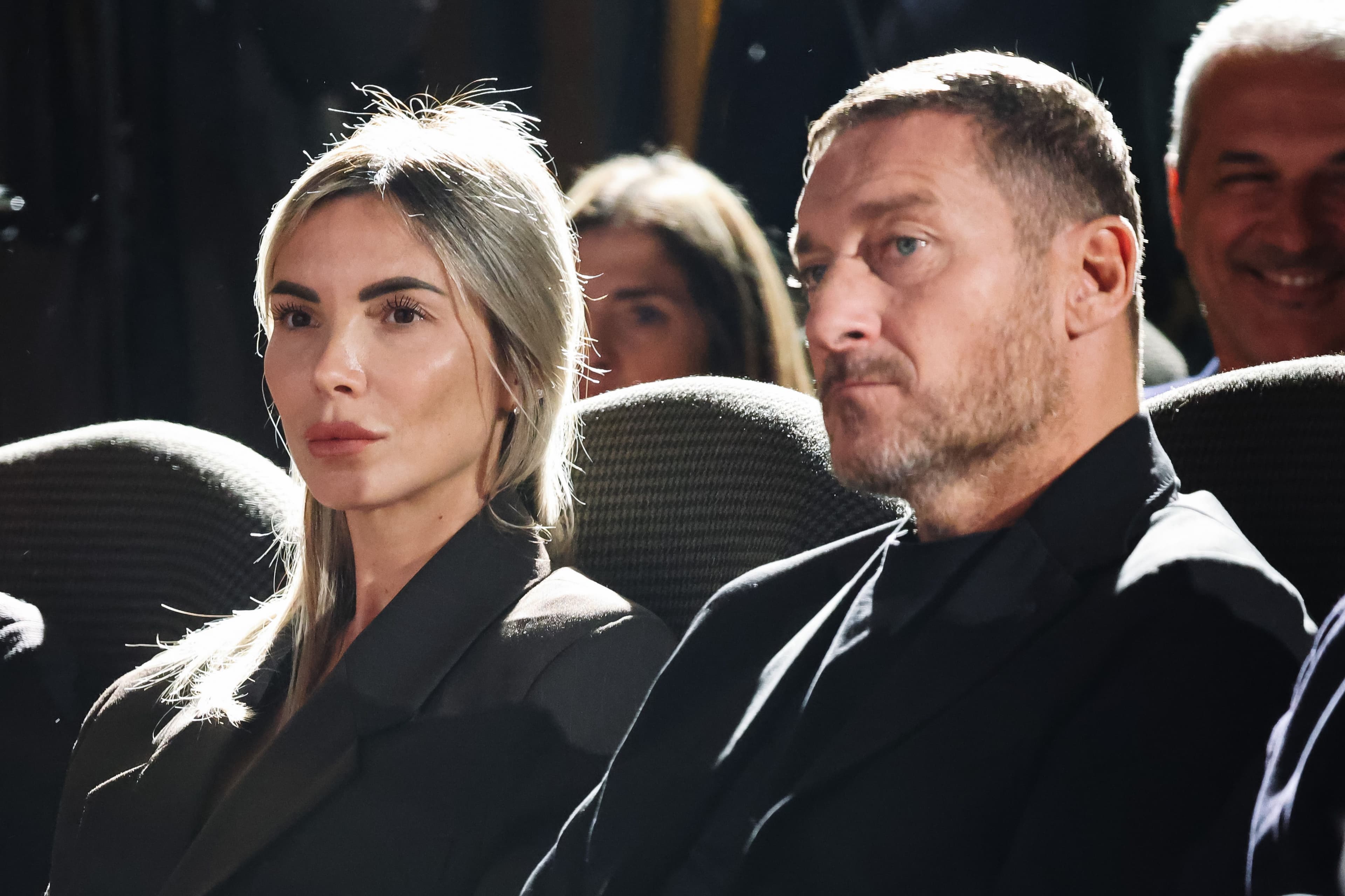 Fuga d'amore per Francesco Totti e Noemi, la festa speciale di Tony Effe e Giulia De Lellis e Samira Lui si ispira a Belén
