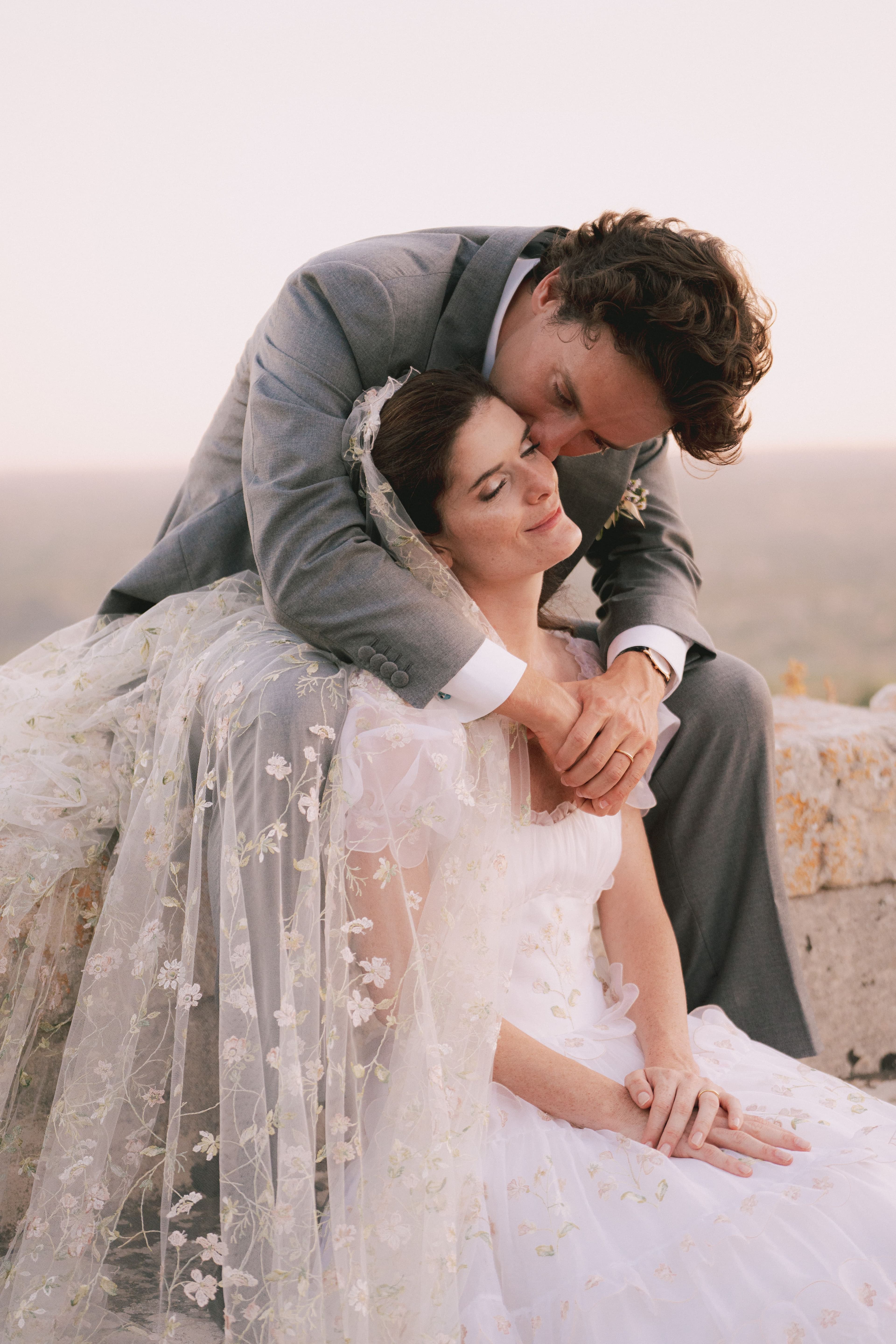 Dentro il matrimonio di Luna Bonaccorsi Beccaria e Leonardo Bormioli in Sicilia: la proposta in Corsica al tramonto, il welcome party a Noto e la cerimonia con gli amici nella tenuta di famiglia