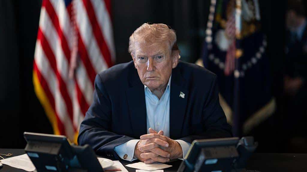 Trump: “La guerra con l’Iran sarà breve”. Ma minaccia attacchi devastanti se Teheran blocca lo Stretto di Hormuz