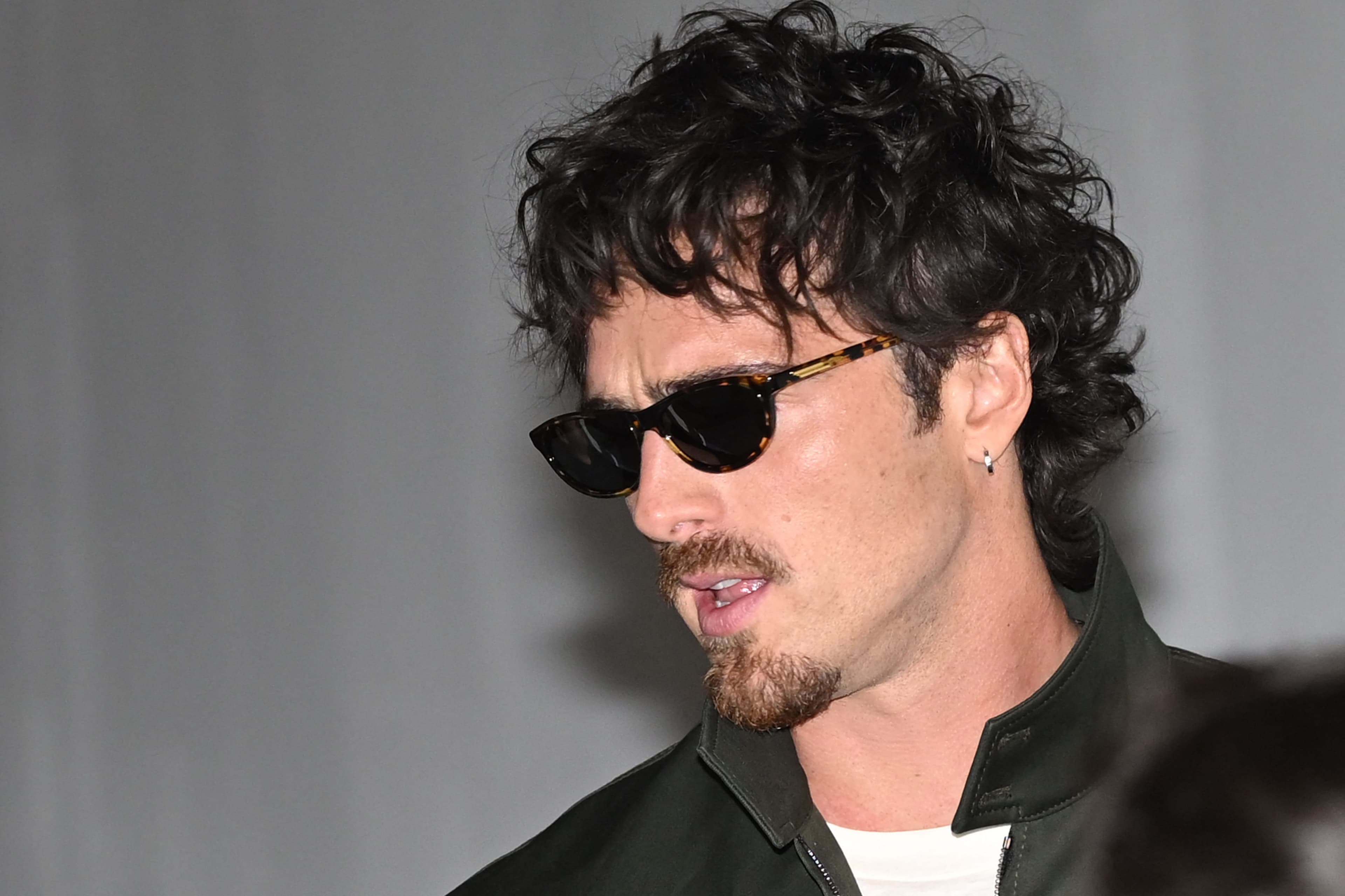 Jacob Elordi protegge Kendall Jenner dai paparazzi, ma il web si divide: gesto romantico o troppo perfetto?