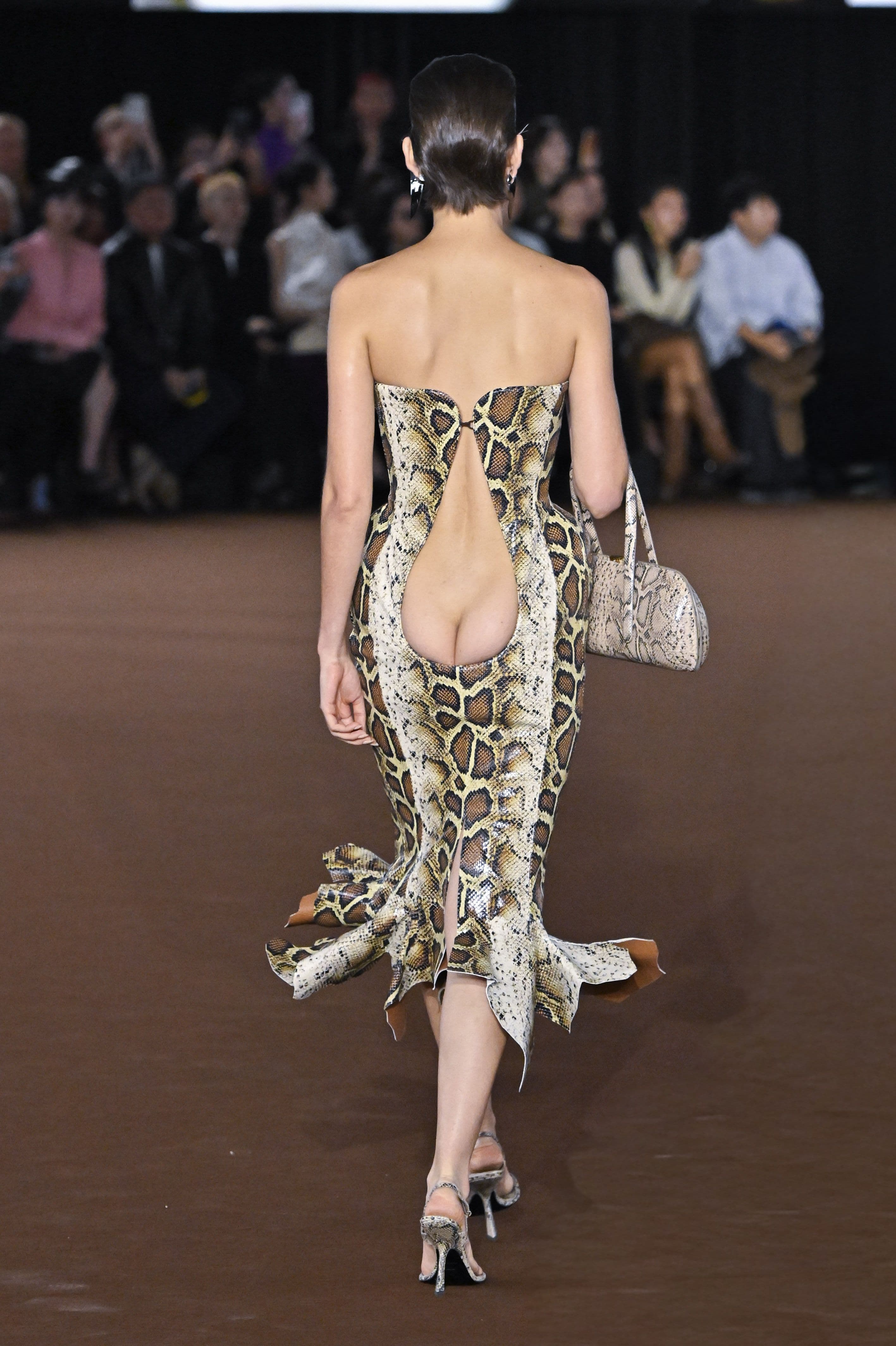 Mugler, in passerella la scollatura sui glutei. Patrizia Calefato, studiosa di fashion theory, ci spiega il senso di quella che potrebbe sembrare solo una provocazione