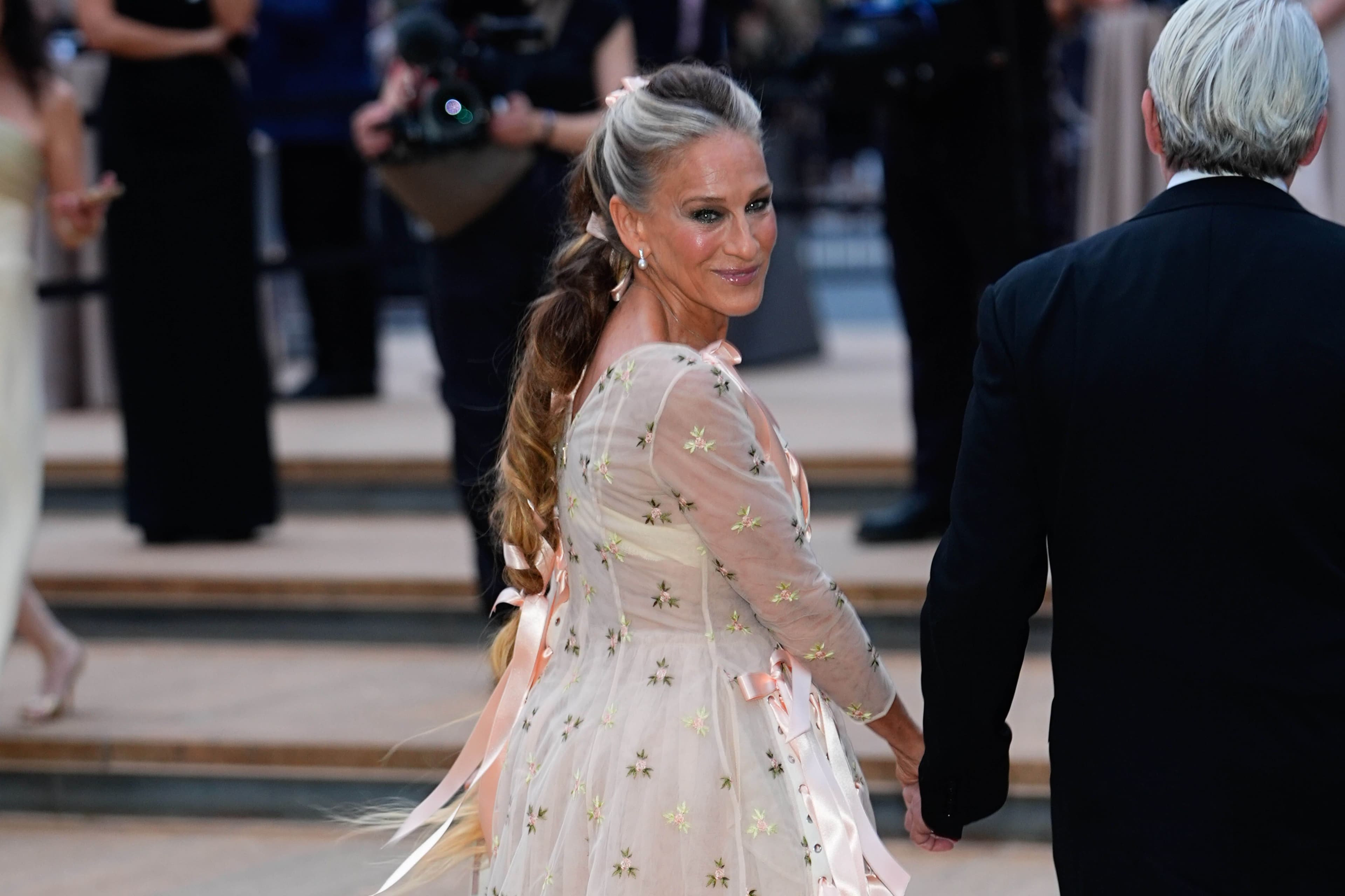 Sarah Jessica Parker, al gala del New York City Ballet, con la maxi treccia da favola in 50 sfumature di grigio