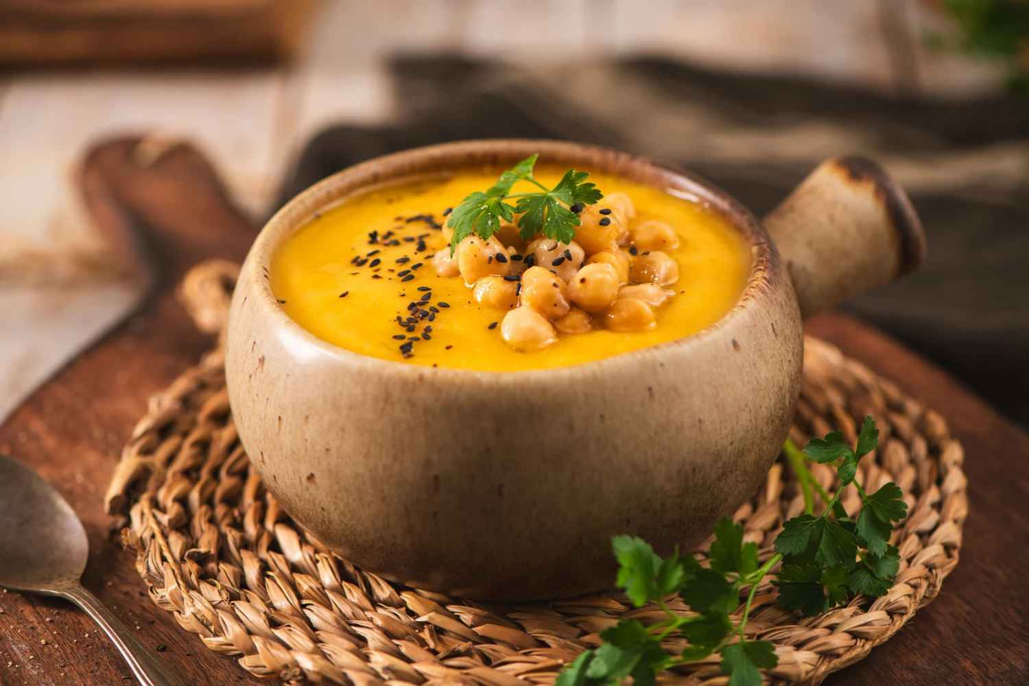 Questa zuppa di castagne, ceci e zucca è il piatto autunnale che vorrai rifare per tutto ottobre