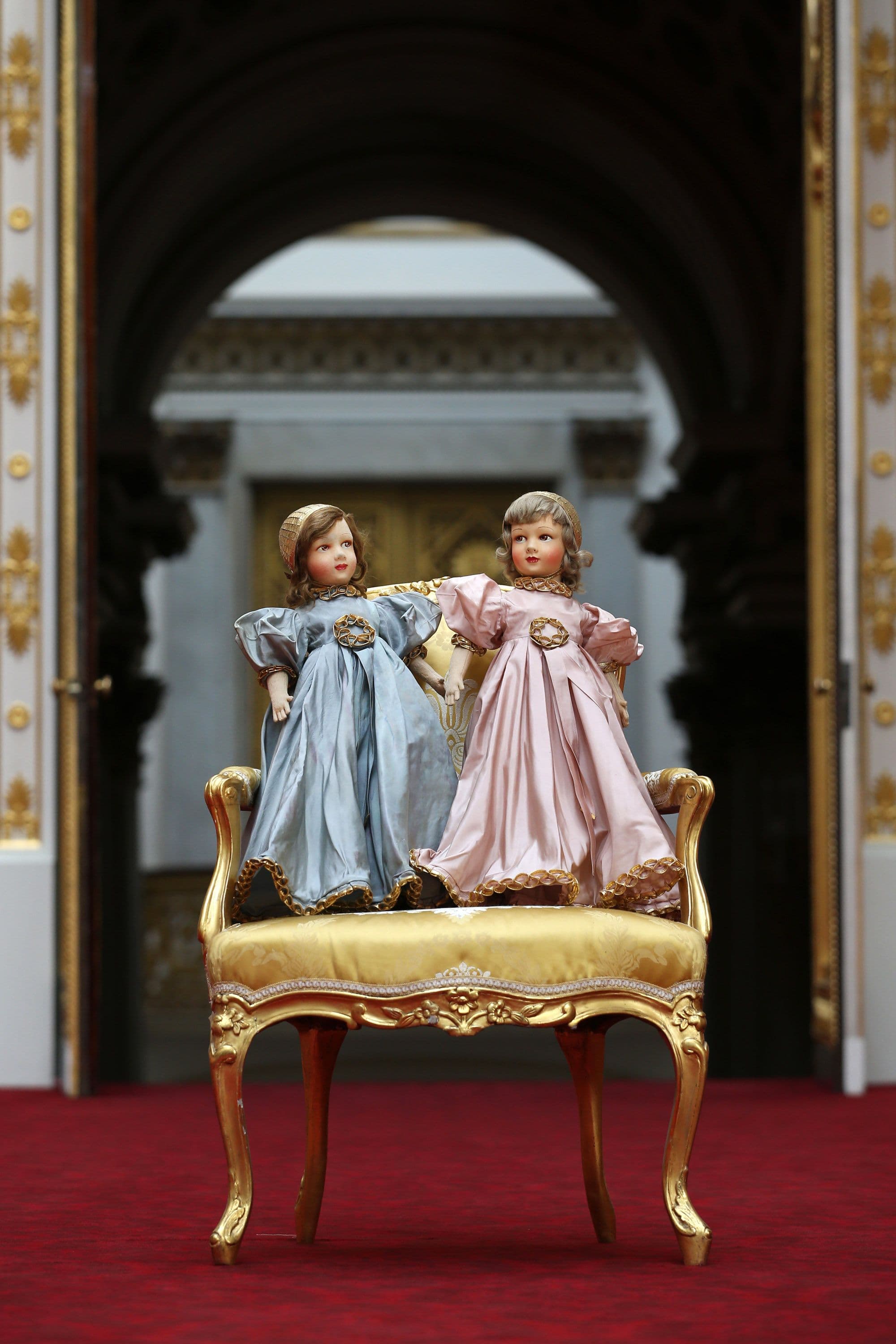 Oltre 350 capi delle grandi maison francesi: le bambole di Elisabetta II e sua sorella Margaret avevano un guardaroba più ricco del nostro