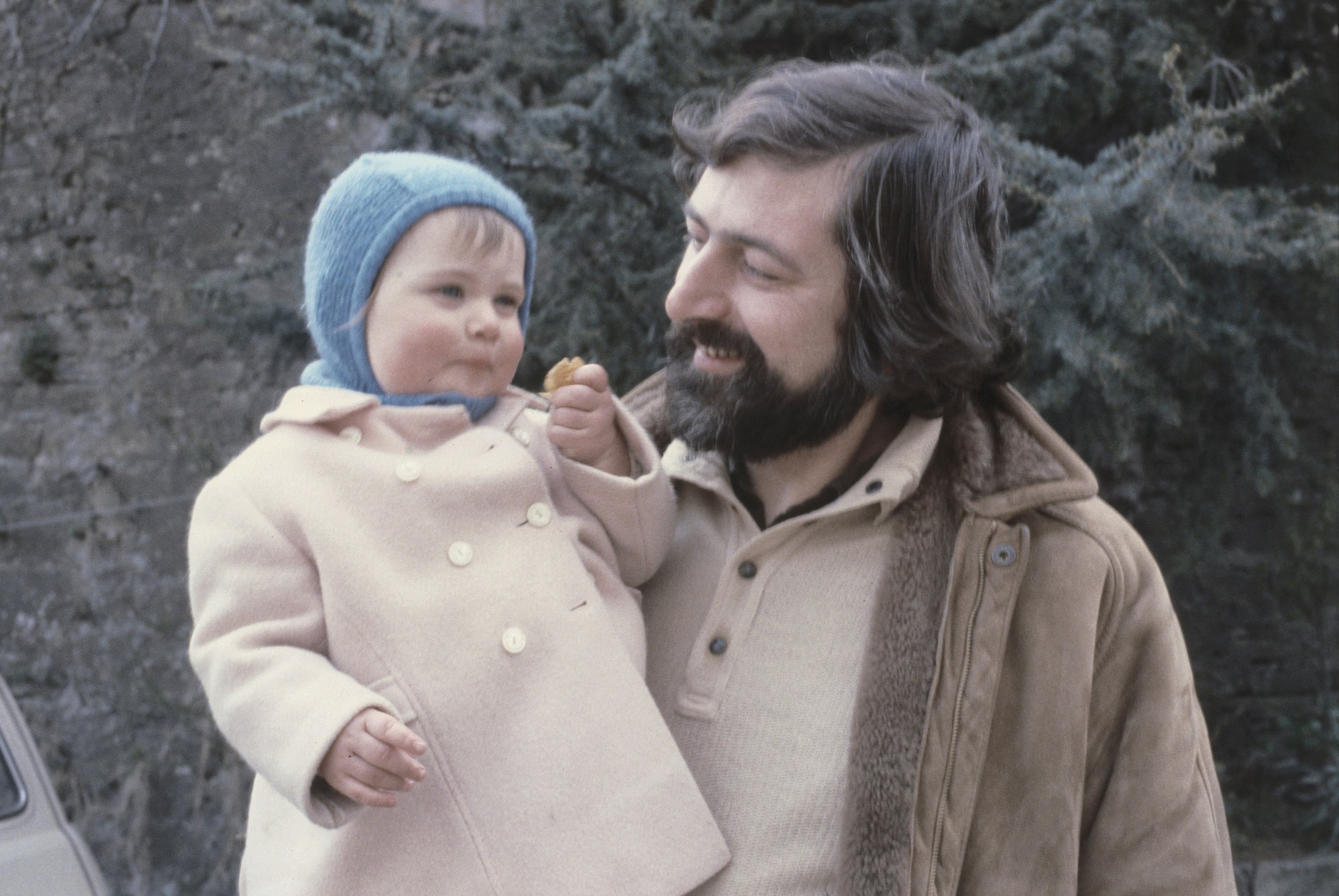 La prima moglie Roberta, le seconde nozze a 70 anni con Raffaella, la figlia Teresa: il lato più privato di Francesco Guccini
