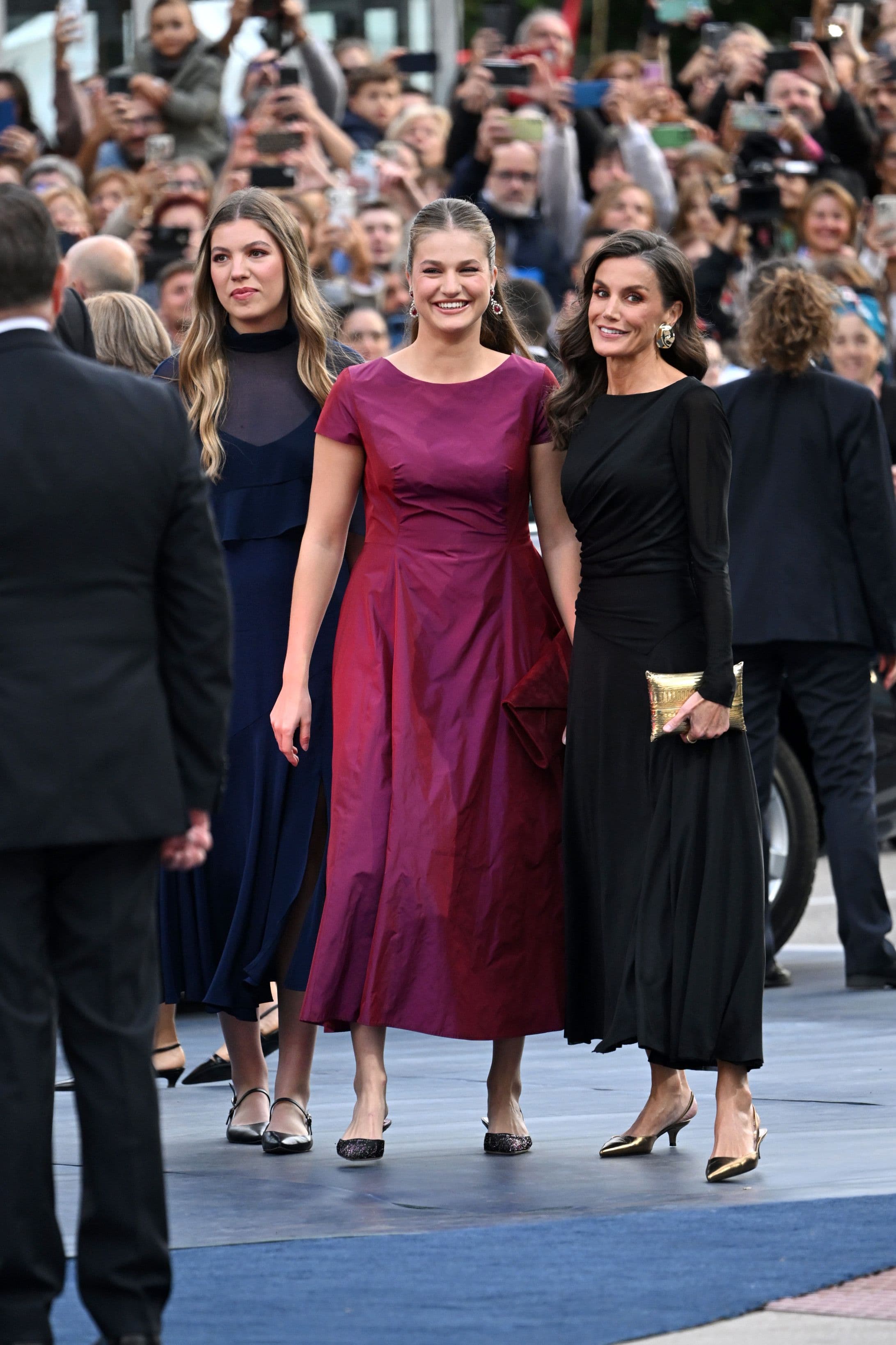 Letizia di Spagna con l'abito realizzato con tessuti riciclati e pasta di legno e la principessa Leonor per la prima volta con gioielli da regina: ecco tutti i look sfoggiati dalle reali al Premio Principessa delle Asturie 2026