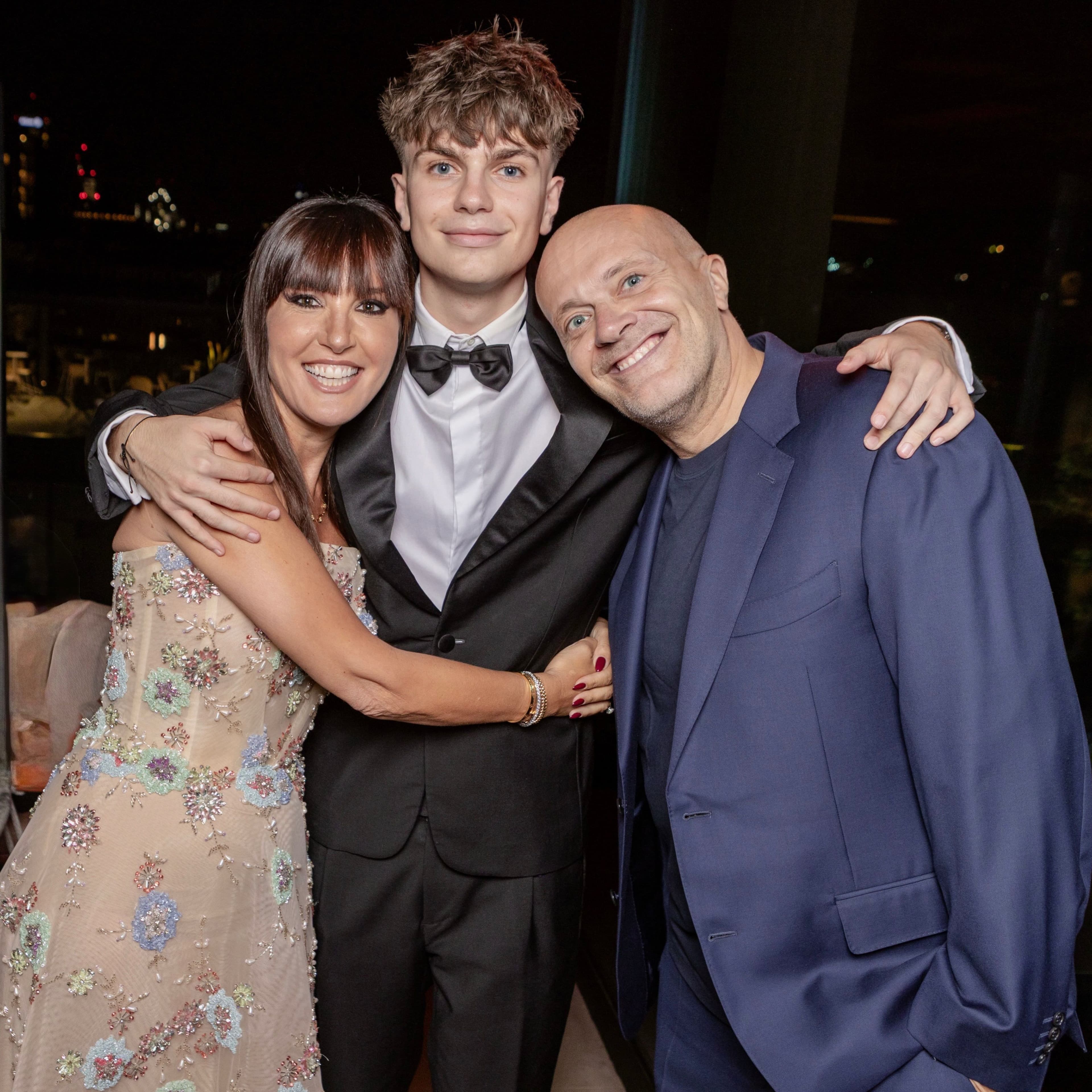 Hilo Pezzali compie 18 anni e canta Gli anni di papà Max Pezzali