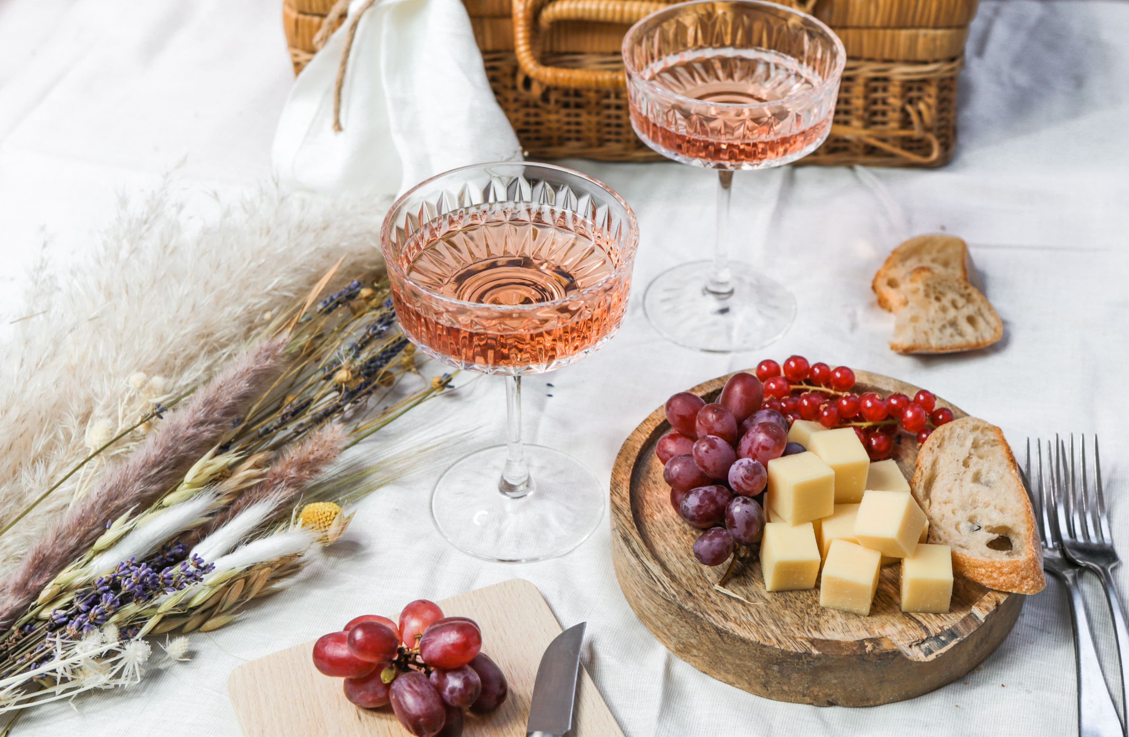 Vini per l'estate bianchi, rossi, rosati, fermi e freschi,  i migliori per aperitivo, cena e picnic