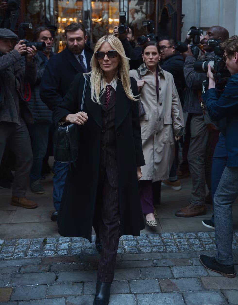 Sienna Miller, ora puoi indossare il suo guardaroba nella nuova serie War