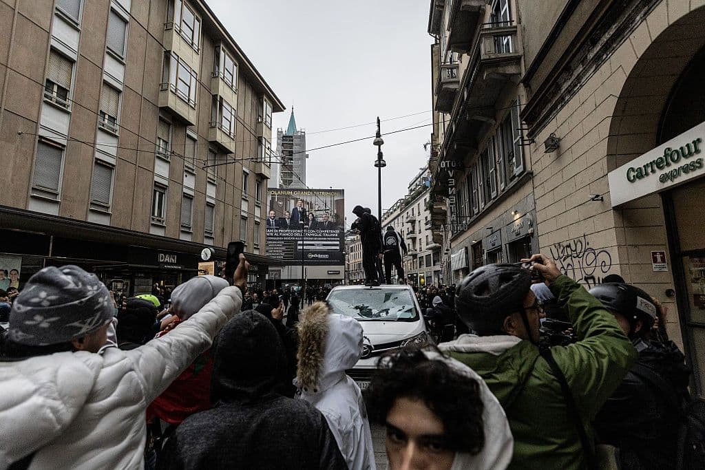 La preside della scuola dell'11enne identificato dopo gli scontri a Milano: «L'ho riconosciuto dagli occhi. I prof piangevano per il senso di impotenza»
