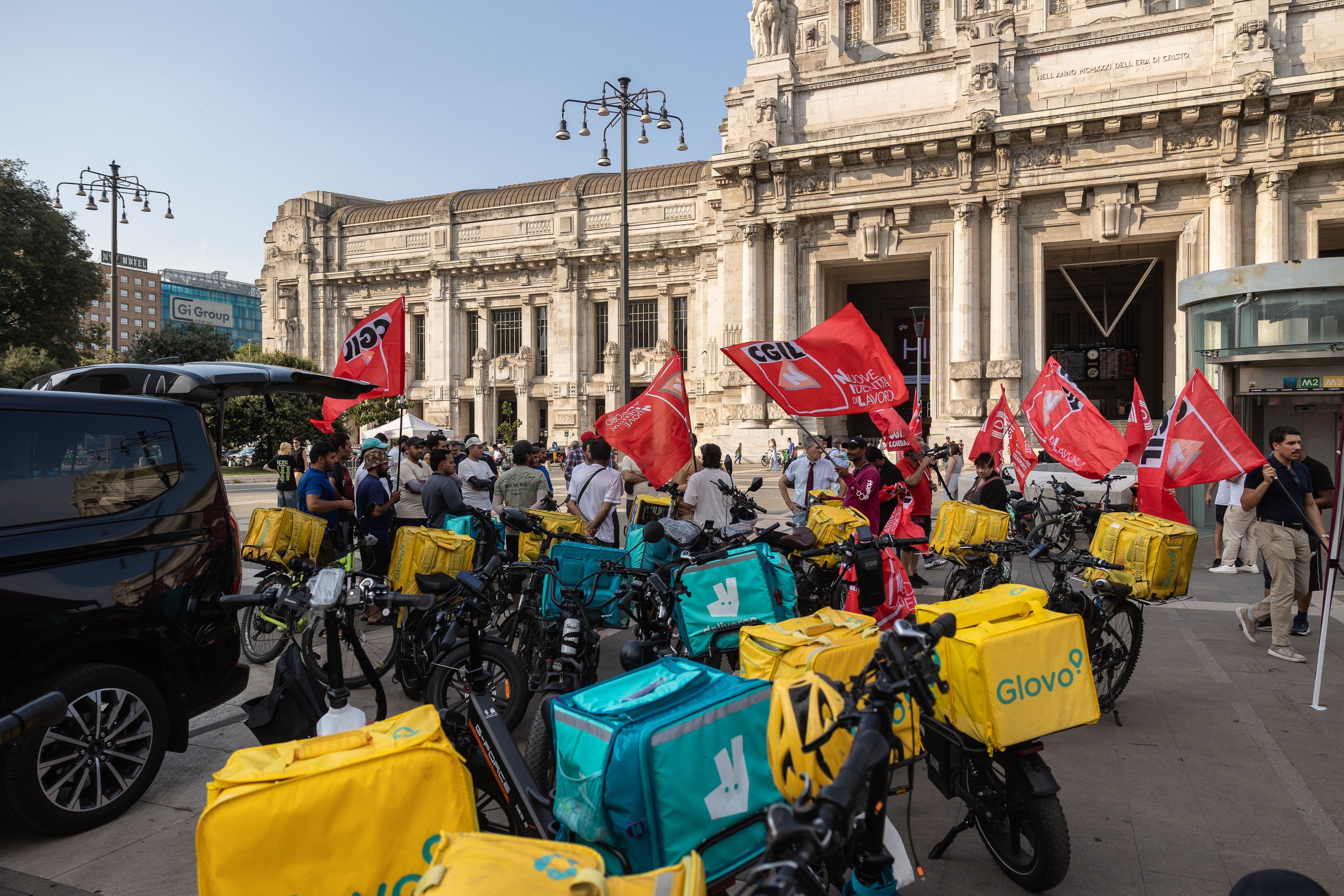 Milano dice stop ai rider in bici in pausa pranzo col caldo estremo, ma «i lavoratori sono costretti a scegliere tra salute e reddito, pagando di tasca propria il costo della sicurezza»