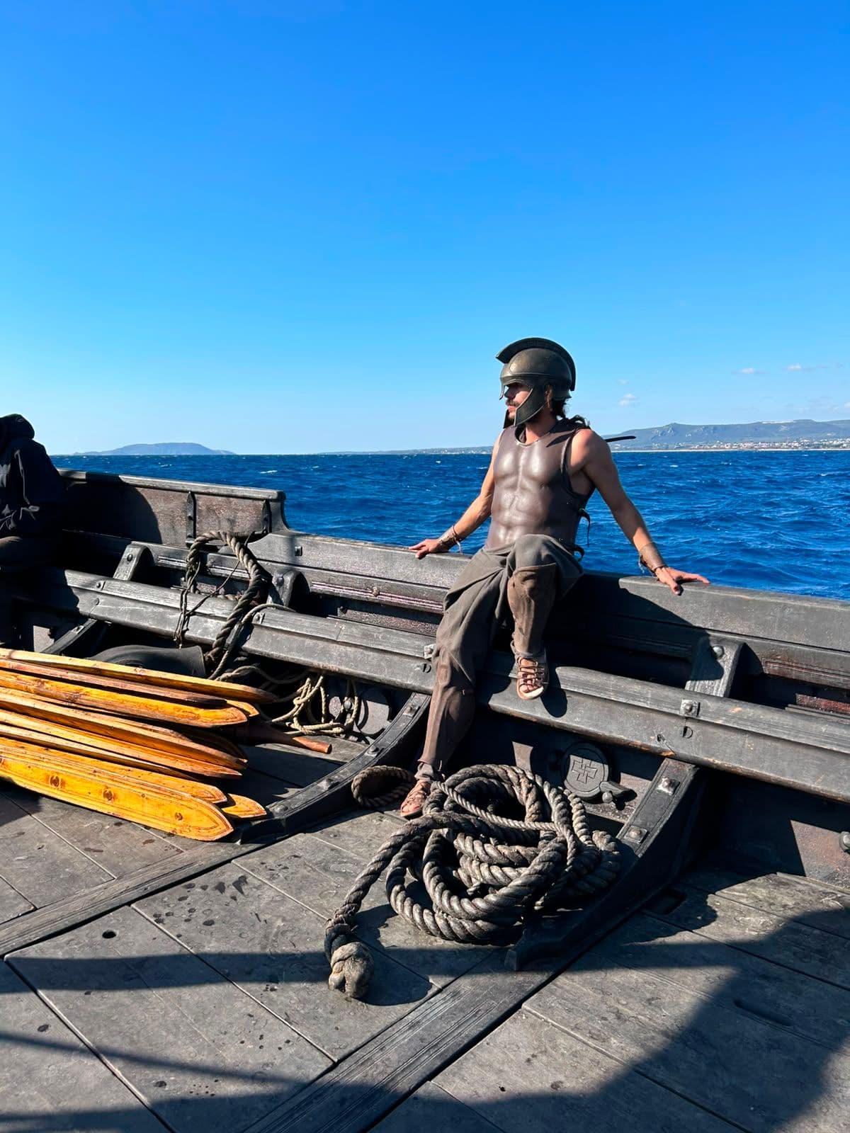 Simone Moncada, stuntman nell'Odissea: «Ho dovuto allenare la resistenza. In Grecia ho imparato a remare per guidare la nave di Ulisse. In Scozia ero sul set in spiaggia con Matt Damon, Tom Holland e Zendaya. Nolan? Mi ha colpito la sua calma»