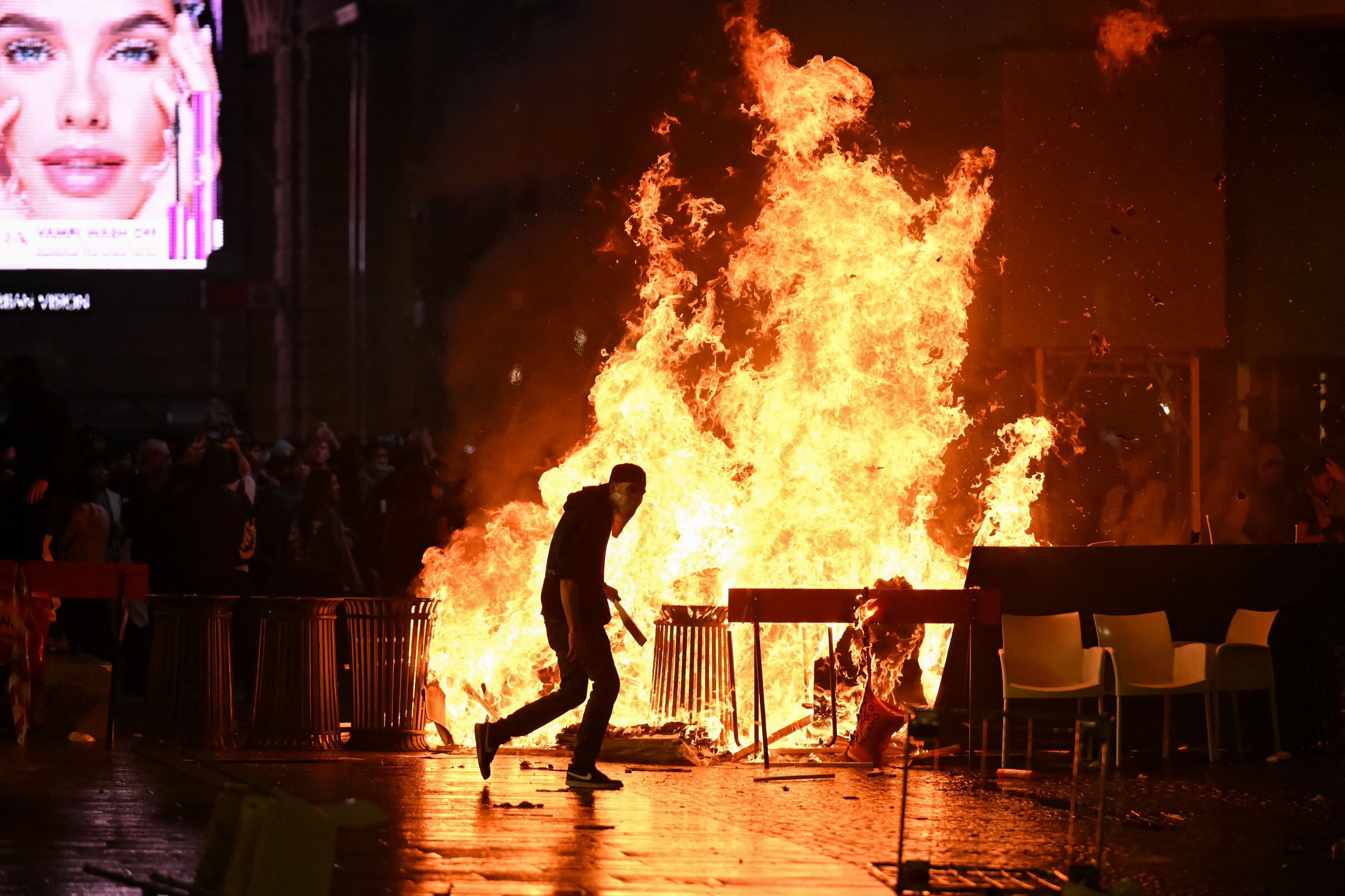 Milano 17 ottobre, le immagini degli scontri in Piazza Duomo: fermati, feriti e devastazioni