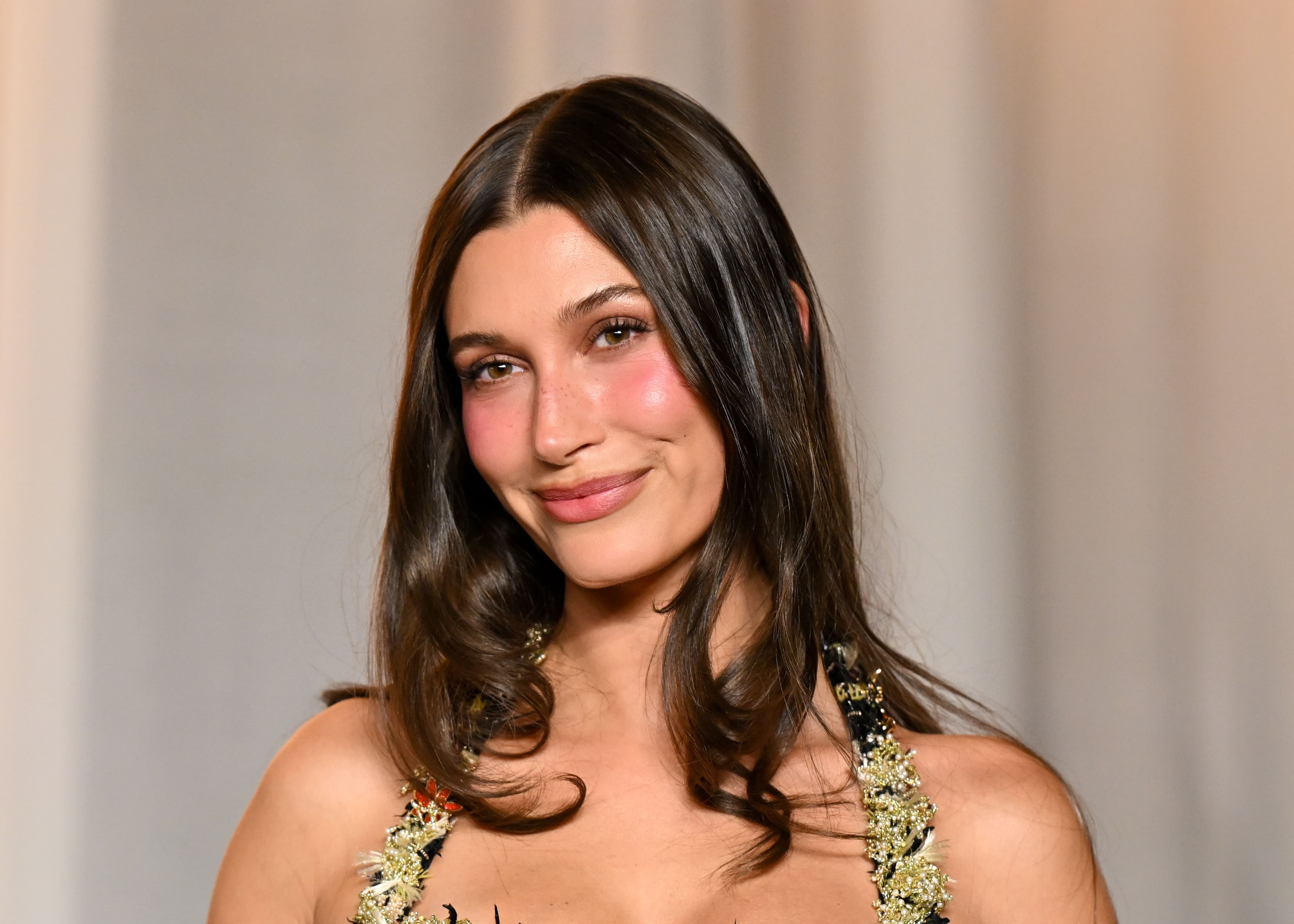 Academy Museum Gala 2026: tutto il potere del pink blush di Hailey Bieber e i beauty look più belli delle star