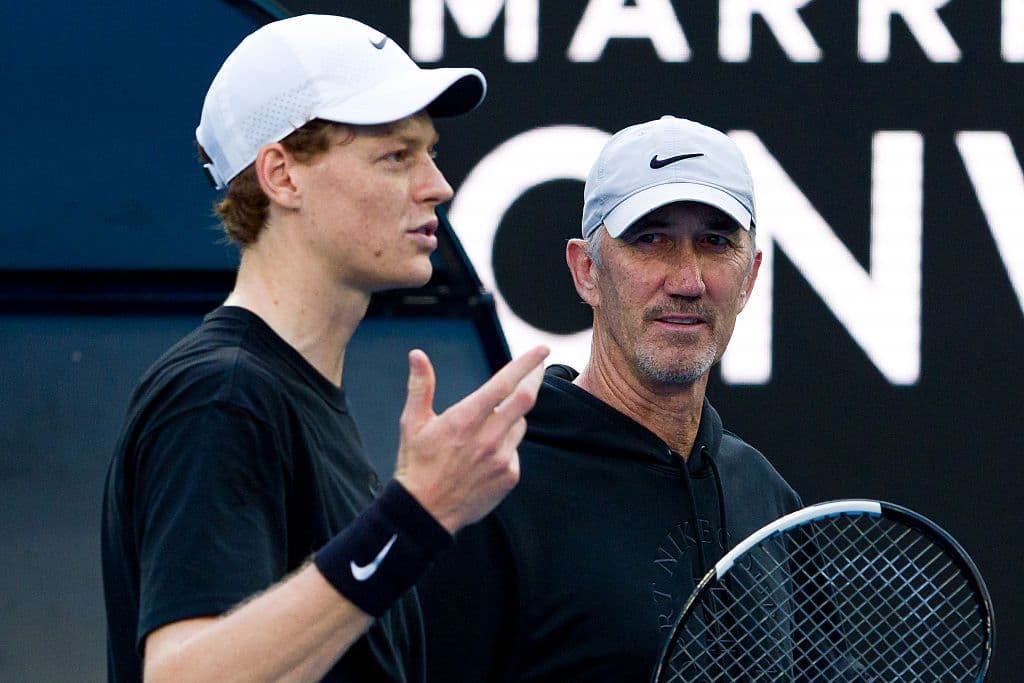 Jannik Sinner raccontato da Darren Cahill: «Ogni tanto sparisce qualche carta mentre giochiamo. Lo caccerebbero da un casinò di Las Vegas. Quando sorride capiamo che qualcosa non è filato liscio»