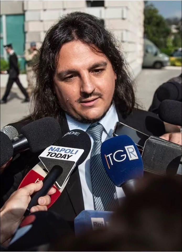 Il sindaco di Bacoli scrive al balenare che ha dato dei «pezzenti» a chi va al mare sulle spiagge libere: «Il vostro tempo è finito, i “pezzenti” si riprenderanno ciò che è loro»