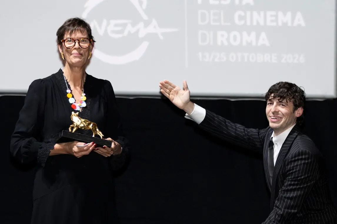 Roma 2026: Clio Barnard vince alla Festa del Cinema, riconoscimenti a Kasia Smutniak e Paolo Pierobon