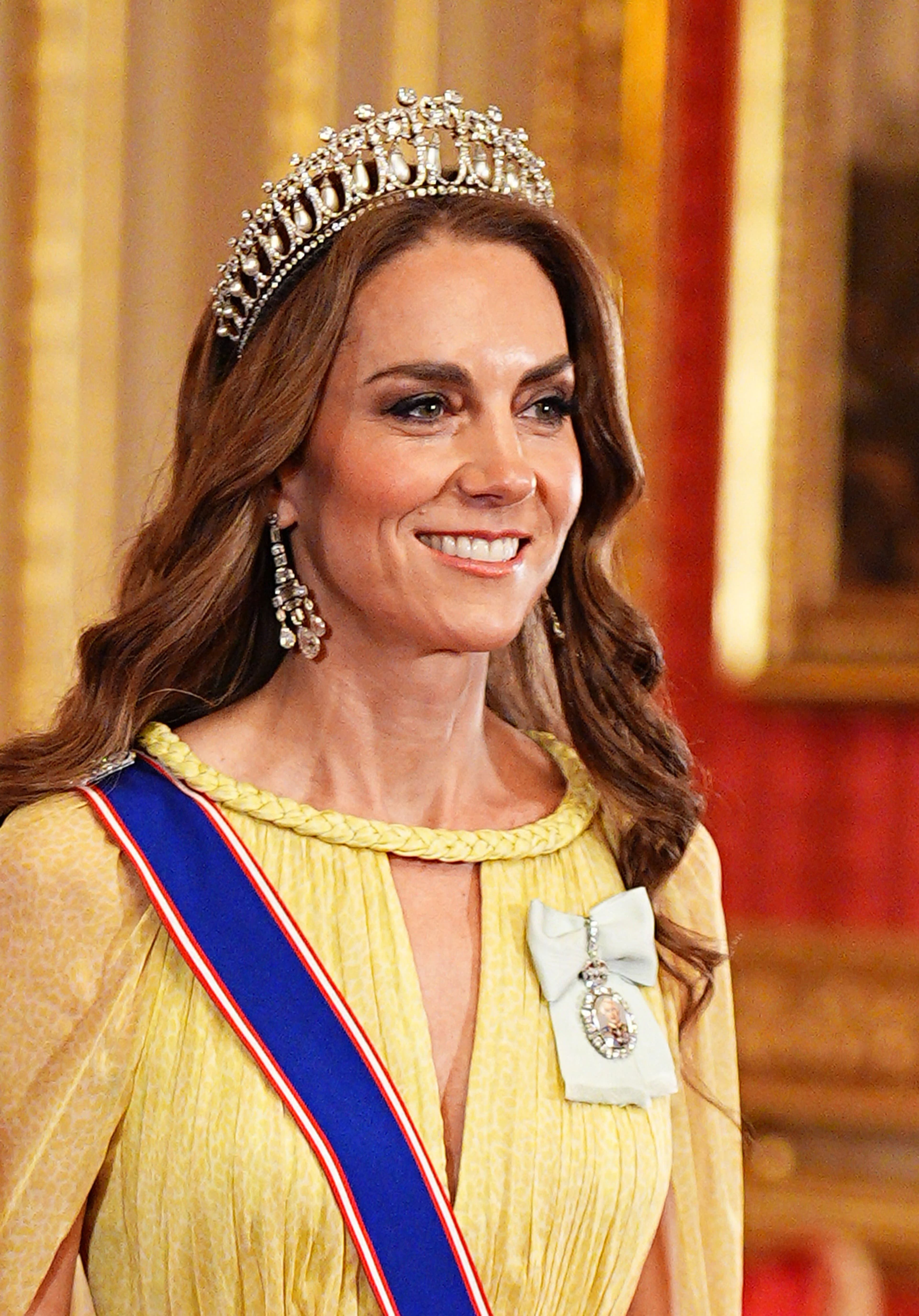 Kate Middleton indossa gli orecchini chandelier che fecero venire voglia alla regina Elisabetta II di farsi i buchi alle orecchie
