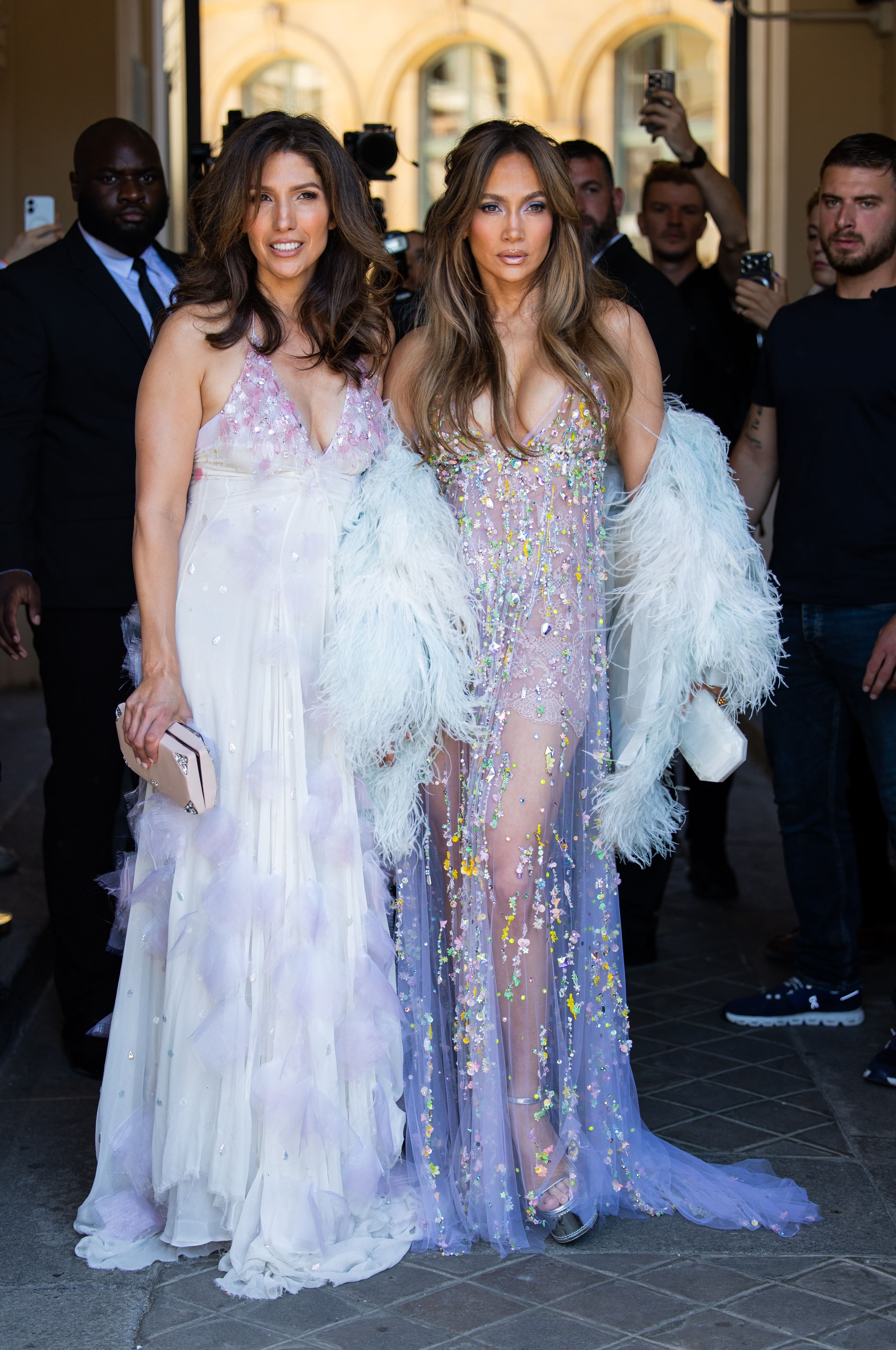 Jennifer Lopez e la sorella Lynda conquistano Parigi: il look di coppia è servito
