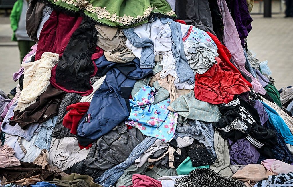 Fast fashion, vietato distruggere gli abiti invenduti: da oggi le case di «moda veloce» dovranno sottostare a nuove regole contro lo spreco