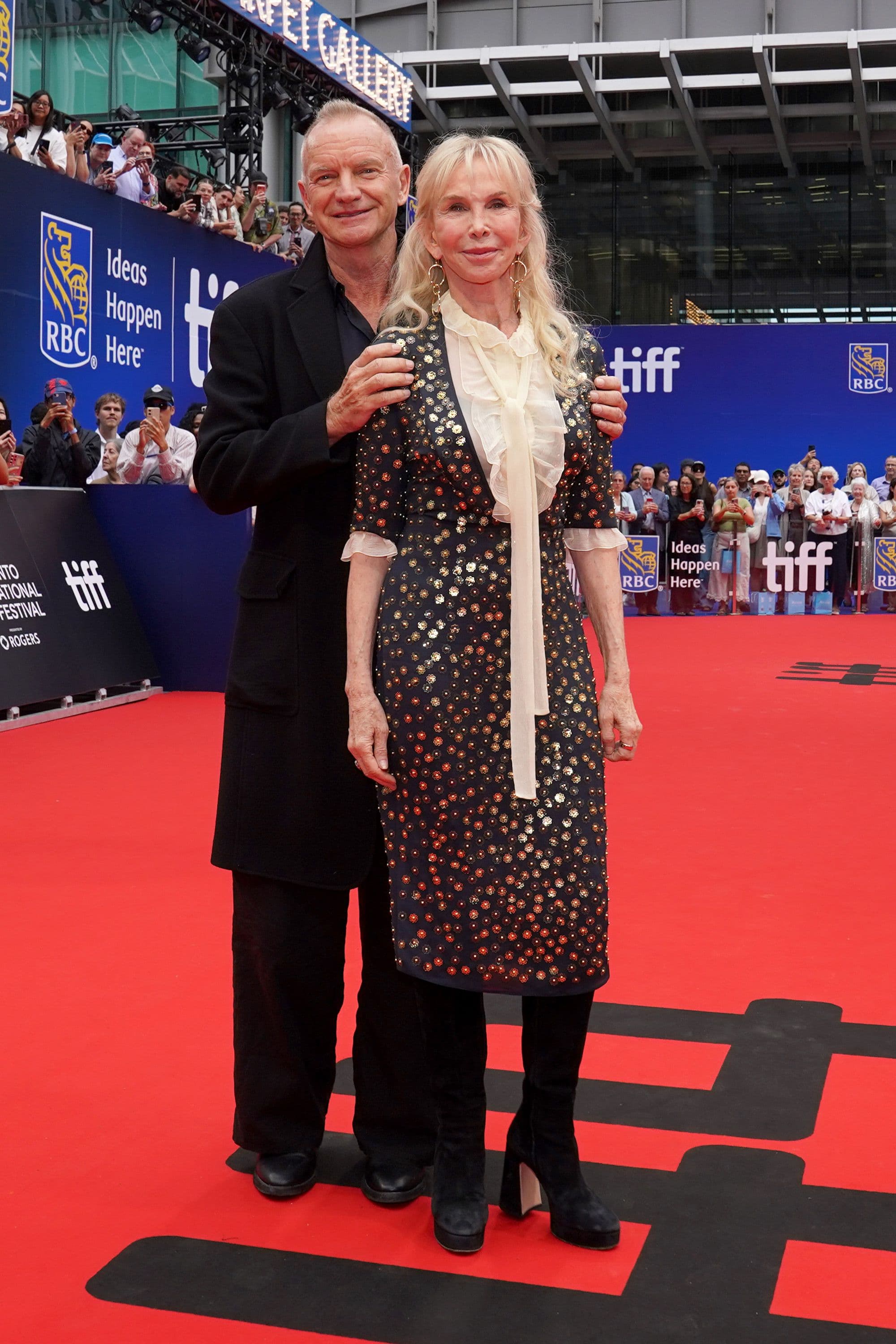 Trudie Styler: «Da bambina ero un’esclusa, bullizzata dai compagni: portavo sul viso le cicatrici di un brutto incidente e mi chiamavano Scarface. La scuola può diventare un posto orribile»