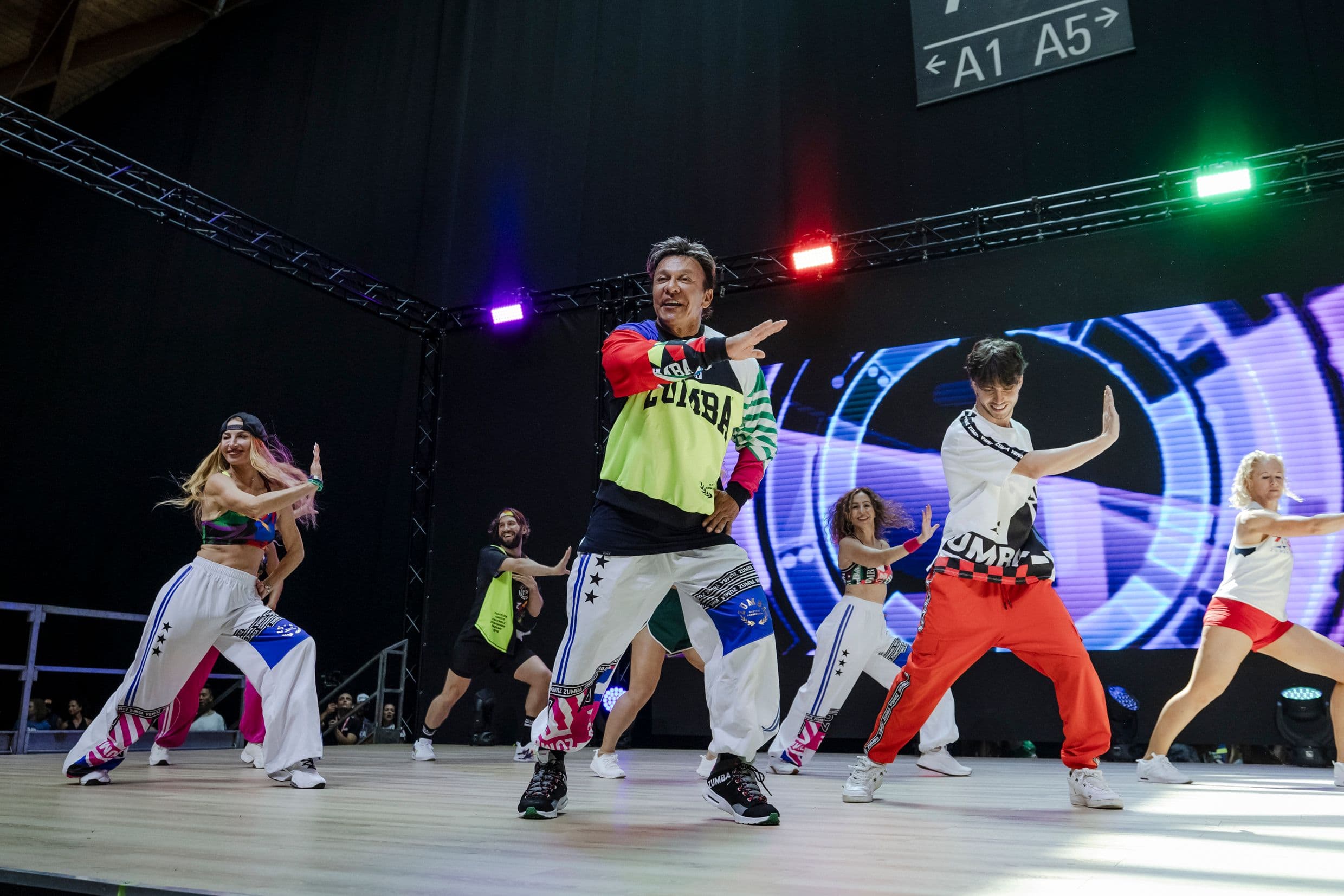 Beto Perez, ideatore di Zumba: «Mia madre non si è mai impressionata per il successo. Ricordo che un giorno finii sulla prima pagina di un giornale. La chiamai: “Mamma, guarda, sono in copertina!”. E lei mi rispose: “Sì, ma hai mangiato oggi?»