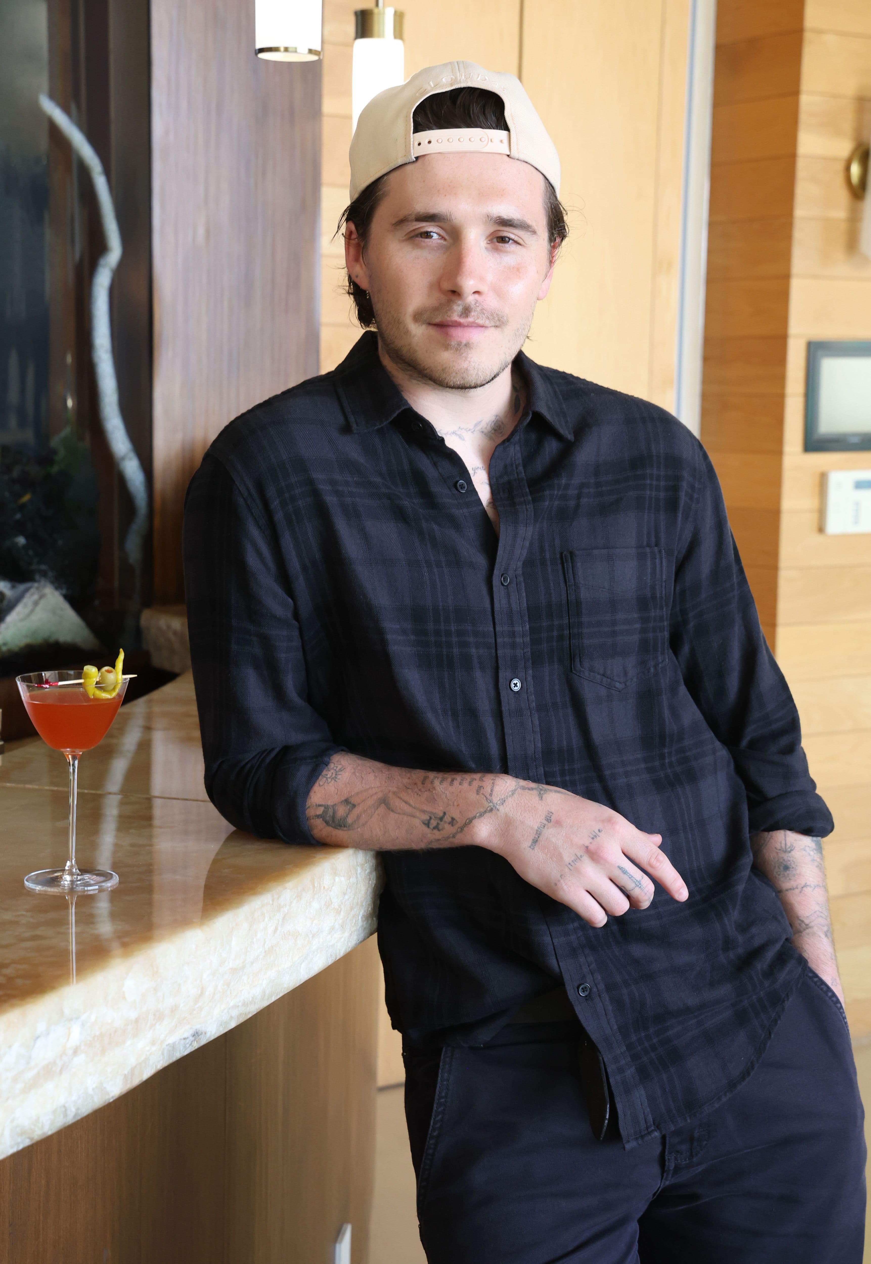 Brooklyn Beckham cucina la pasta con l'acqua di mare e viene inondato dalle critiche