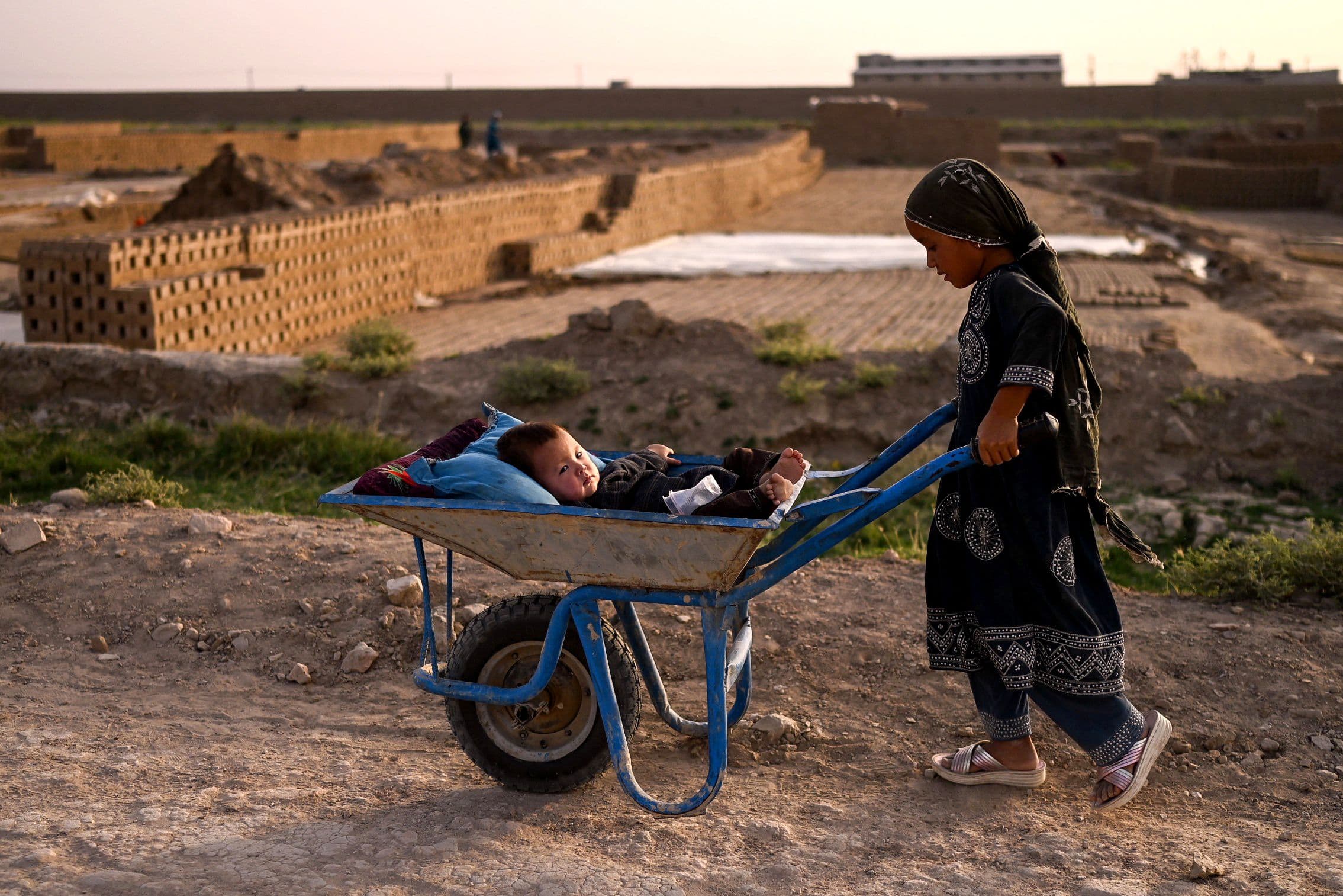 In Afghanistan le spose bambine sono sempre più piccole, una madre: «Ho venduto mia figlia per debiti e tra un anno verranno a prenderla. Mi crolla il mondo addosso»