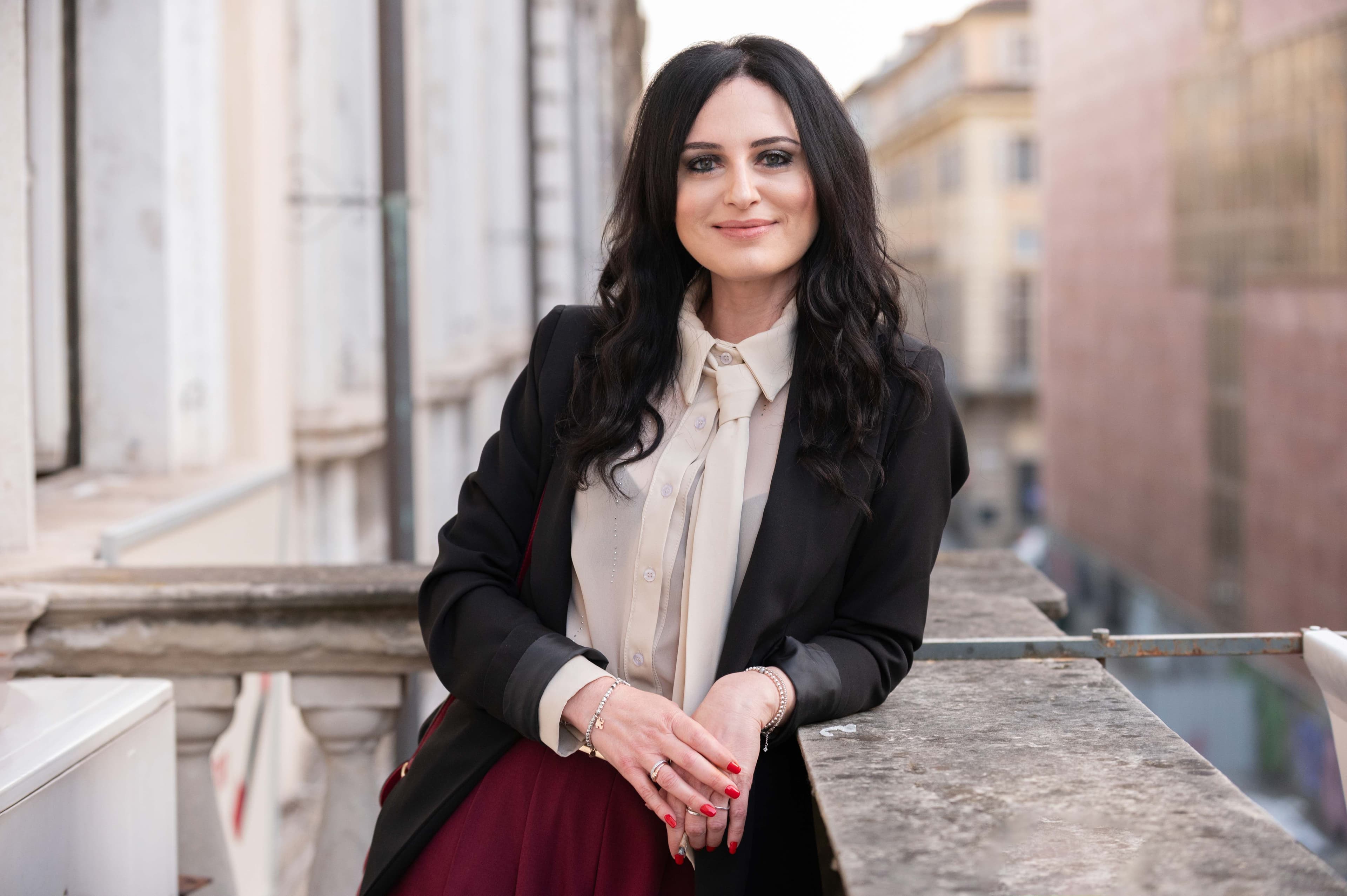 Francesca Giannone: «Il successo de La portalettere mi ha travolta, avevo attacchi di panico. È assurdo che non ci sia ancora il congedo di paternità e che tutto ricada sulle mamme»