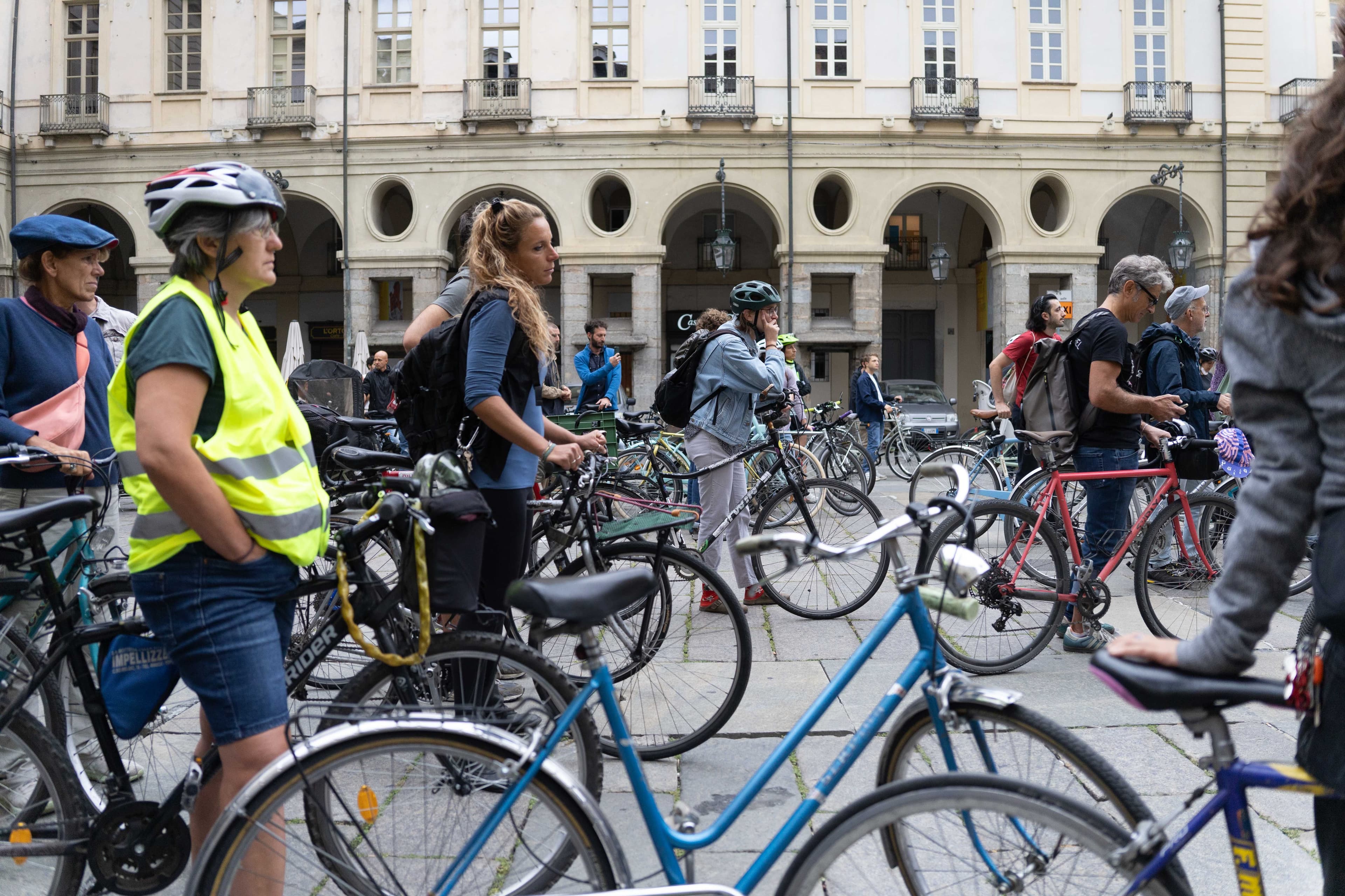 Torino, una «ciclabile umana» per ricordare Nicolò, investito mentre andava a scuola in bici. Andrea Chicco: «Le auto devono rispettare i limiti di velocità e la distanza di sicurezza»