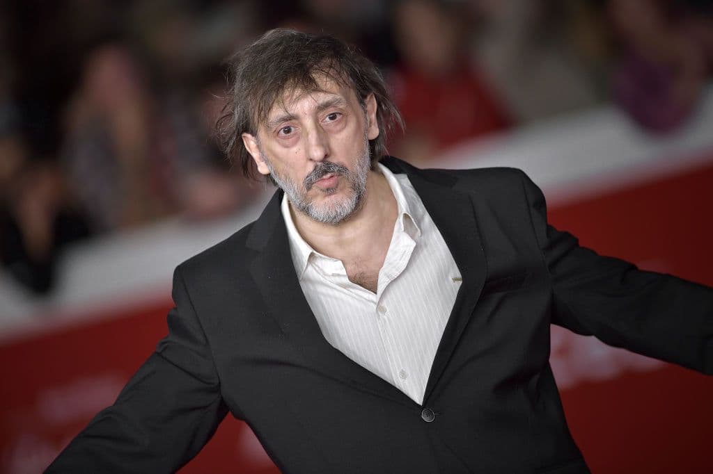 Massimo Ceccherini prova a salvarsi dai suoi demoni: un «amico anonimo» copre 300mila euro di debiti di gioco. Tutti pensano si tratti di Matteo Garrone