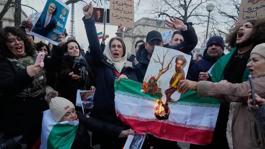 Iran, Trump aumenta la pressione economica e minaccia l’intervento militare