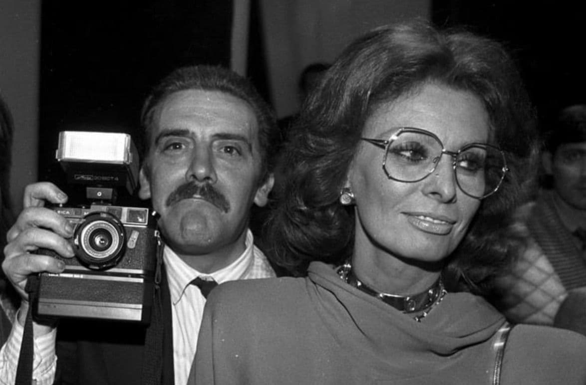 Rino Barillari: «Sofia Loren è sempre la più bella, la sua foto con me è il mio passaporto. Questo lavoro mi è costato anche un divorzio. Oggi hanno tutti paura e recitano la parte del personaggio importante»