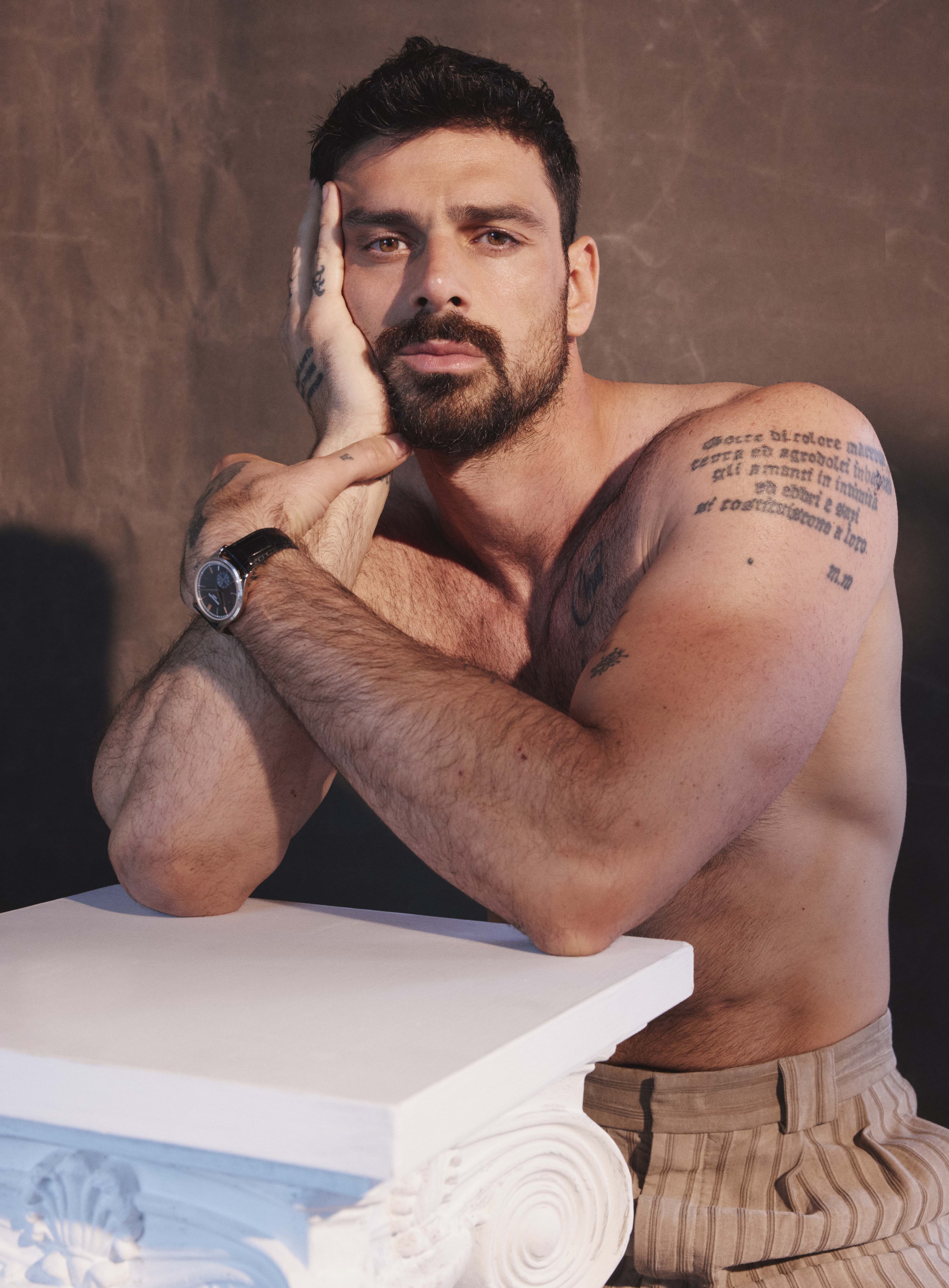 Michele Morrone: «Sono diventato padre per incoscienza, ma è stata l’incoscienza più bella della mia vita. Con Giorgia Meloni ho un rapporto di amicizia, è normale che ogni tanto ci si senta per farci un saluto»